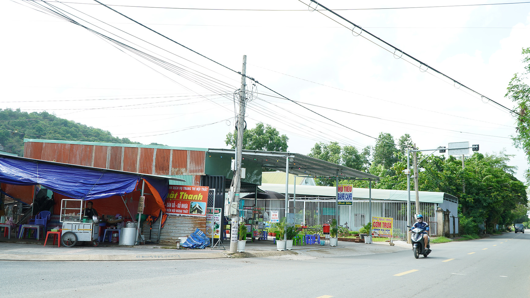 Hàng chục hộ dân khu phố Nam Dinh, phường Kim Dinh, TP. Bà Rịa sống cảnh khốn khổ bởi quy hoạch khu xử lý nước thải “treo” gần 20 năm.