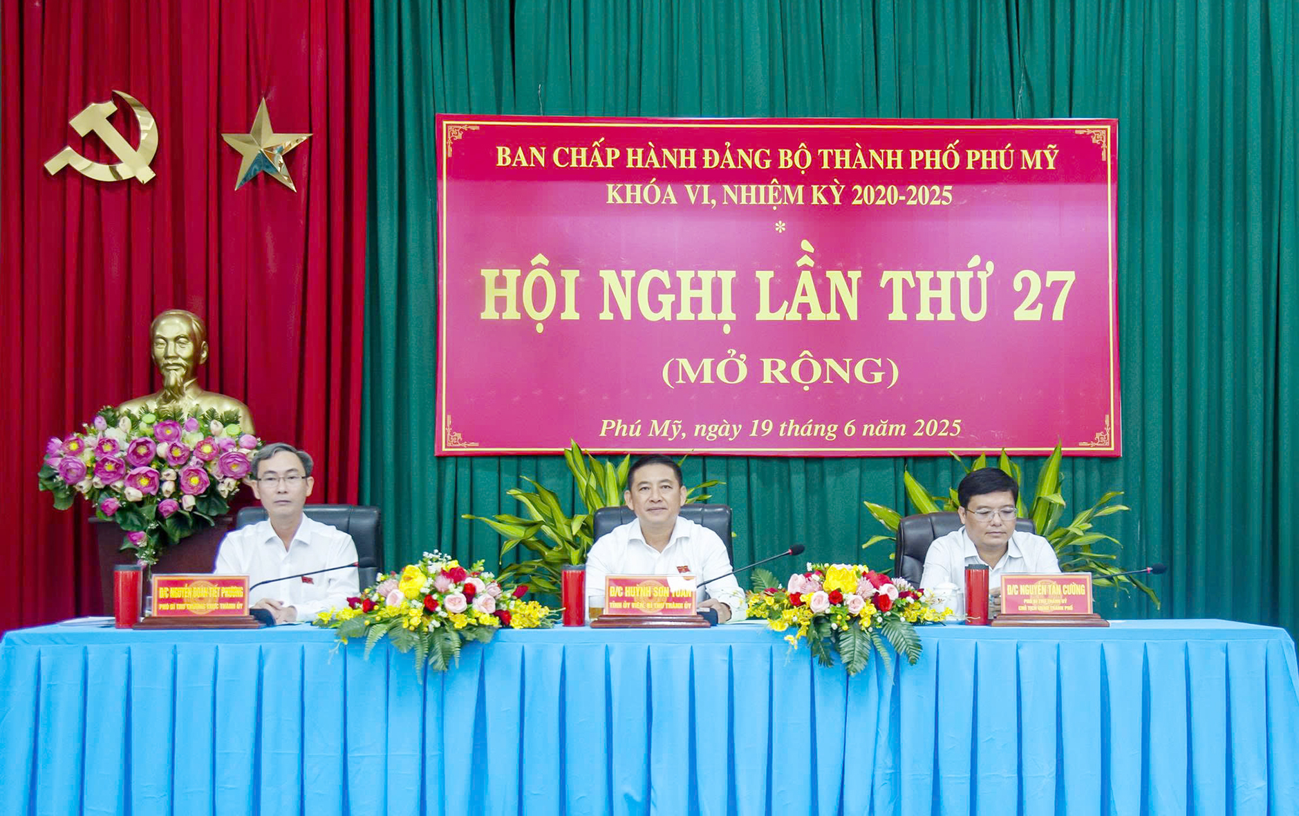 Ông Huỳnh Sơn Tuấn, Bí thư Thành ủy; ông Nguyễn Đoàn Tiết Phương, Phó Bí thư Thường trực Thành ủy và ông Nguyễn Tấn Cường, Chủ tịch UBND TP.Phú Mỹ chủ trì hội nghị.