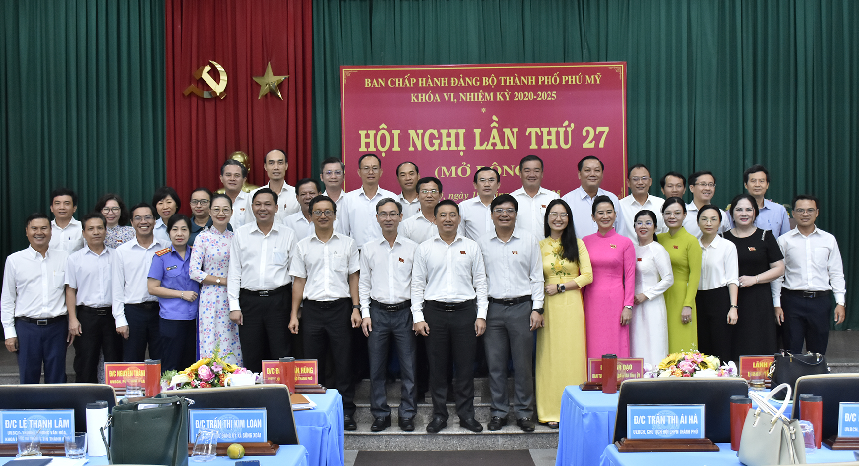Ban Chấp hành Đảng bộ TP.Phú Mỹ chụp ảnh lưu niệm cùng đại biểu khách mời.