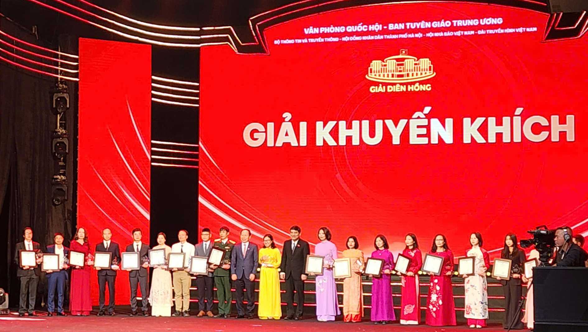 Nhà báo Nguyễn Phúc Lưu (bìa trái) và các tác giả nhận đạt Giải Khuyến khích Giải Diên Hồng lần thứ ba năm 2025.
