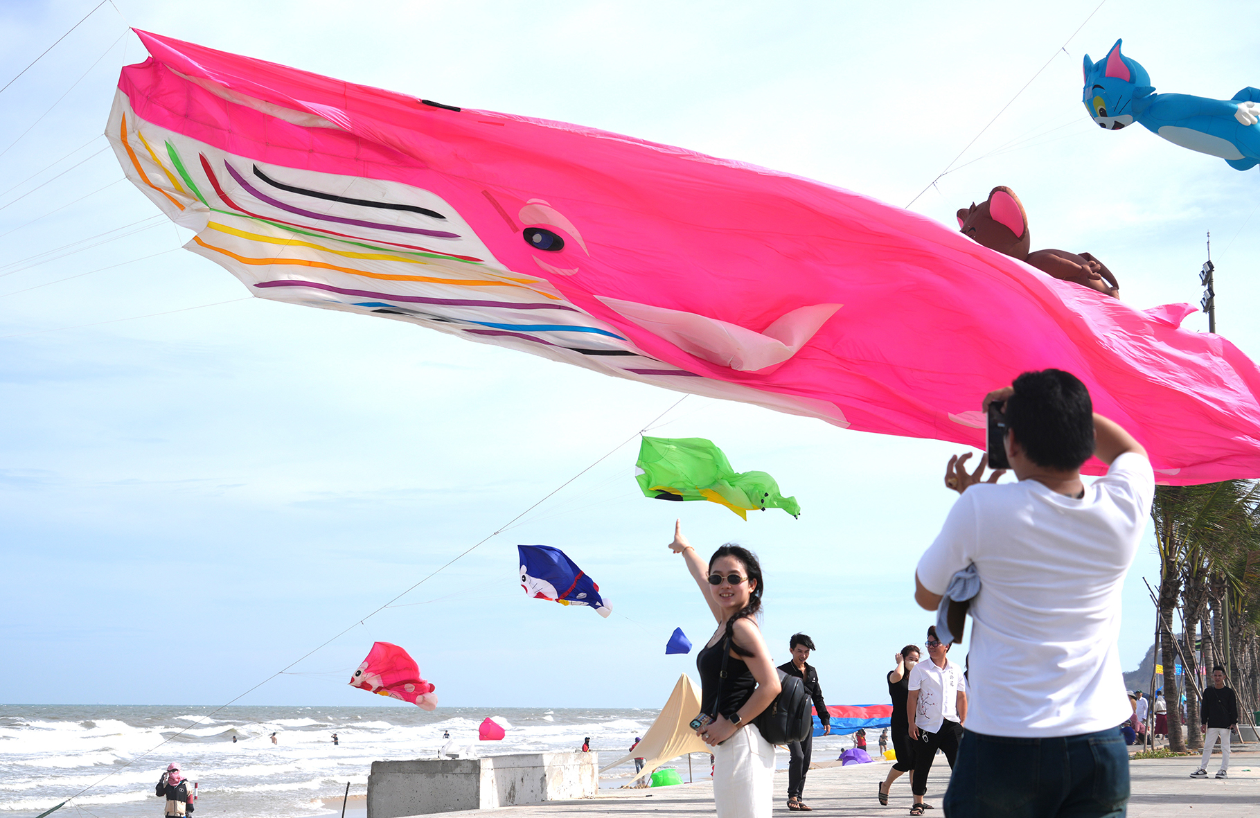 Diều khổng lồ tung bay trên biển Bãi Sau thu hút du khách thưởng lãm, chụp ảnh trong kỳ nghỉ lễ 30/4.