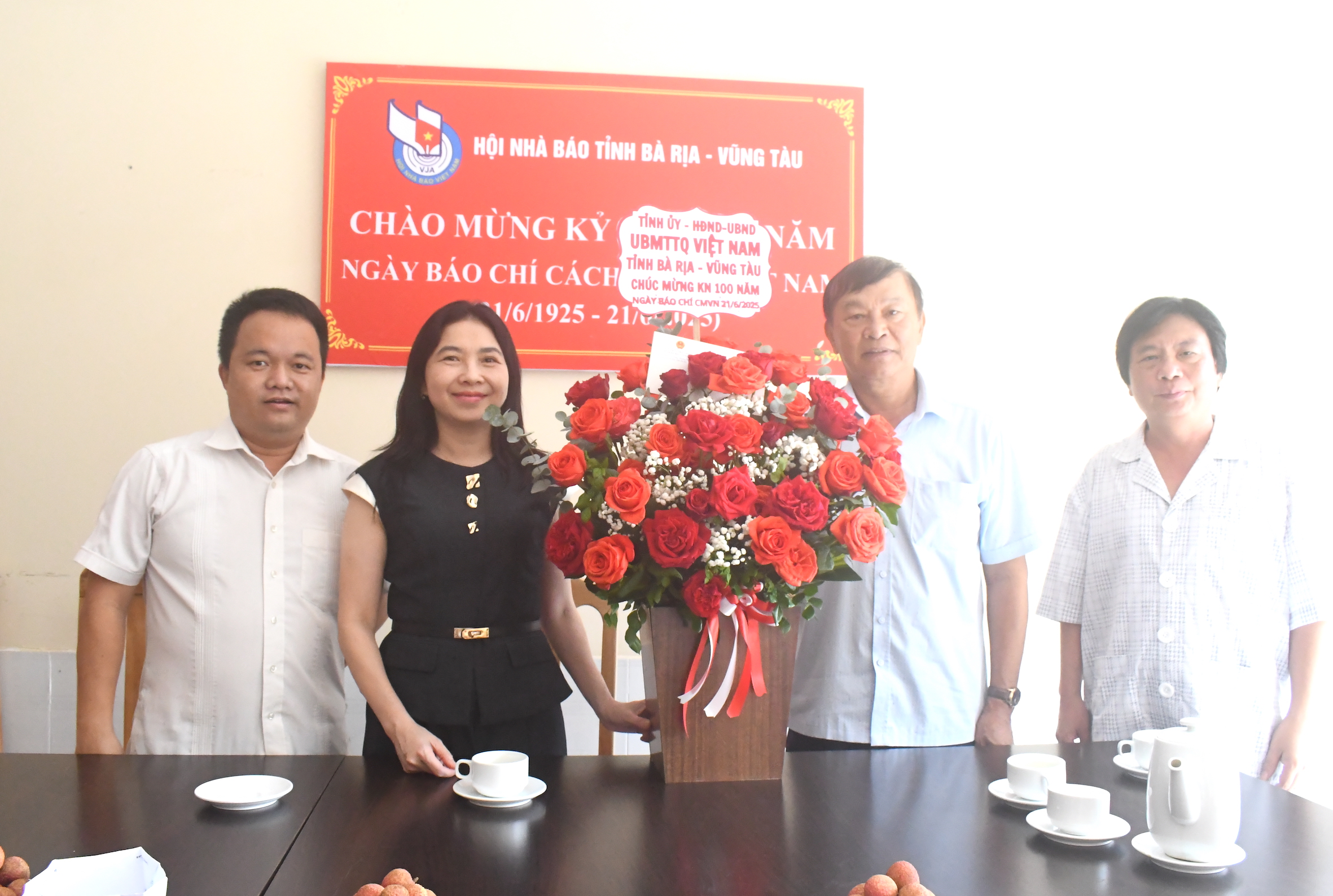 Đoàn công tác tặng hoa, chúc mừng đến ông Phan Đức Hiền, Chủ tịch Hội Nhà báo Việt Nam tỉnh.