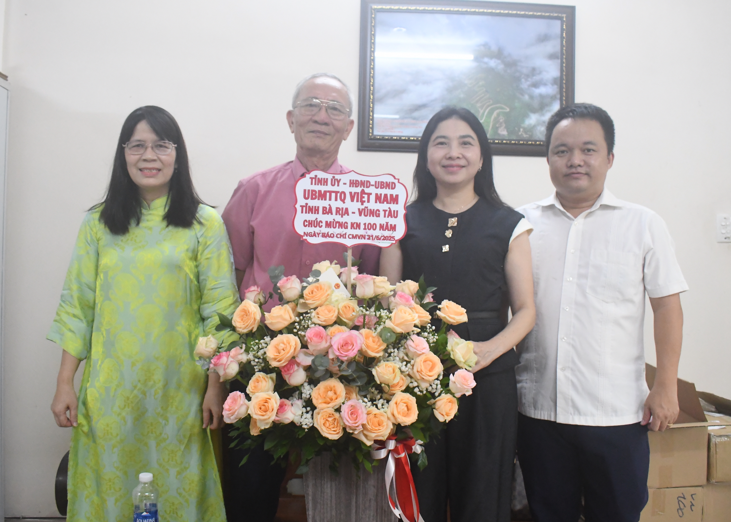 Đoàn công tác tặng hoa, chúc mừng đại diện Hội VH-NT tỉnh.