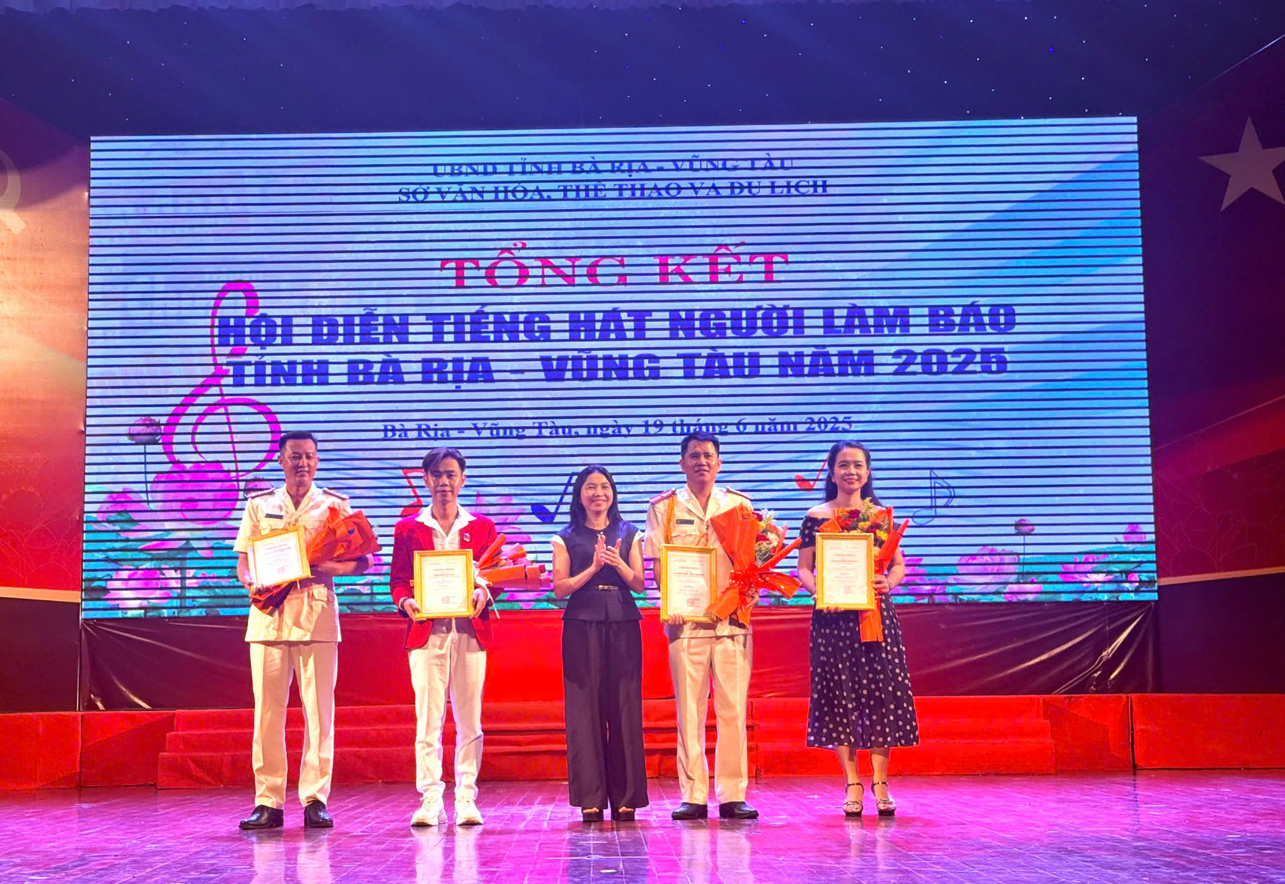 Bà Trần Thị Thu Hiền, Phó Giám đốc Sở VHTTDL trao giải A đến các cá nhân đạt giải.