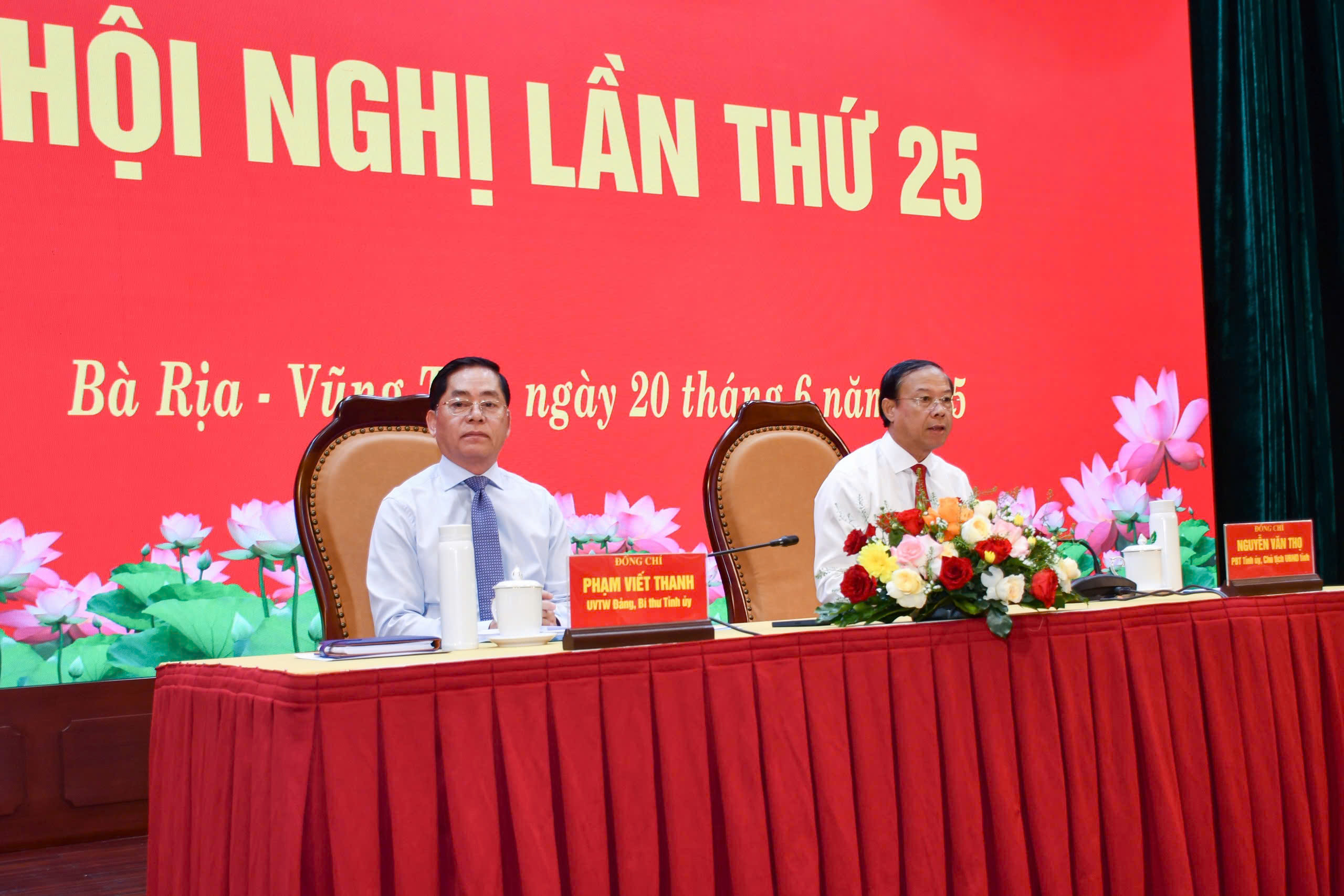Ông Phạm Viết Thanh, Ủy viên Trung ương Đảng, Bí thư Tỉnh ủy, Chủ tịch HĐND tỉnh; ông Nguyễn Văn Thọ, Phó Bí thư Tỉnh ủy, Chủ tịch UBND tỉnh, chủ trì hội nghị.