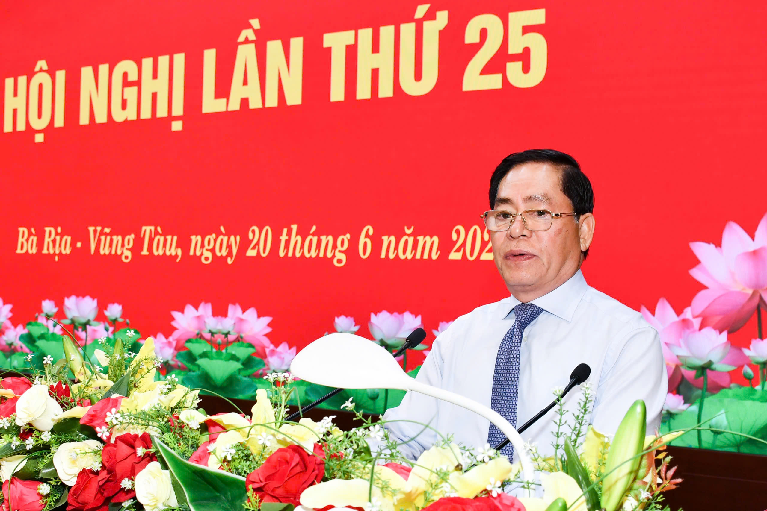 Ông Phạm Viết Thanh, Ủy viên Trung ương Đảng, Bí thư Tỉnh ủy, Chủ tịch HĐND tỉnh phát biểu khai mạc hội nghị.