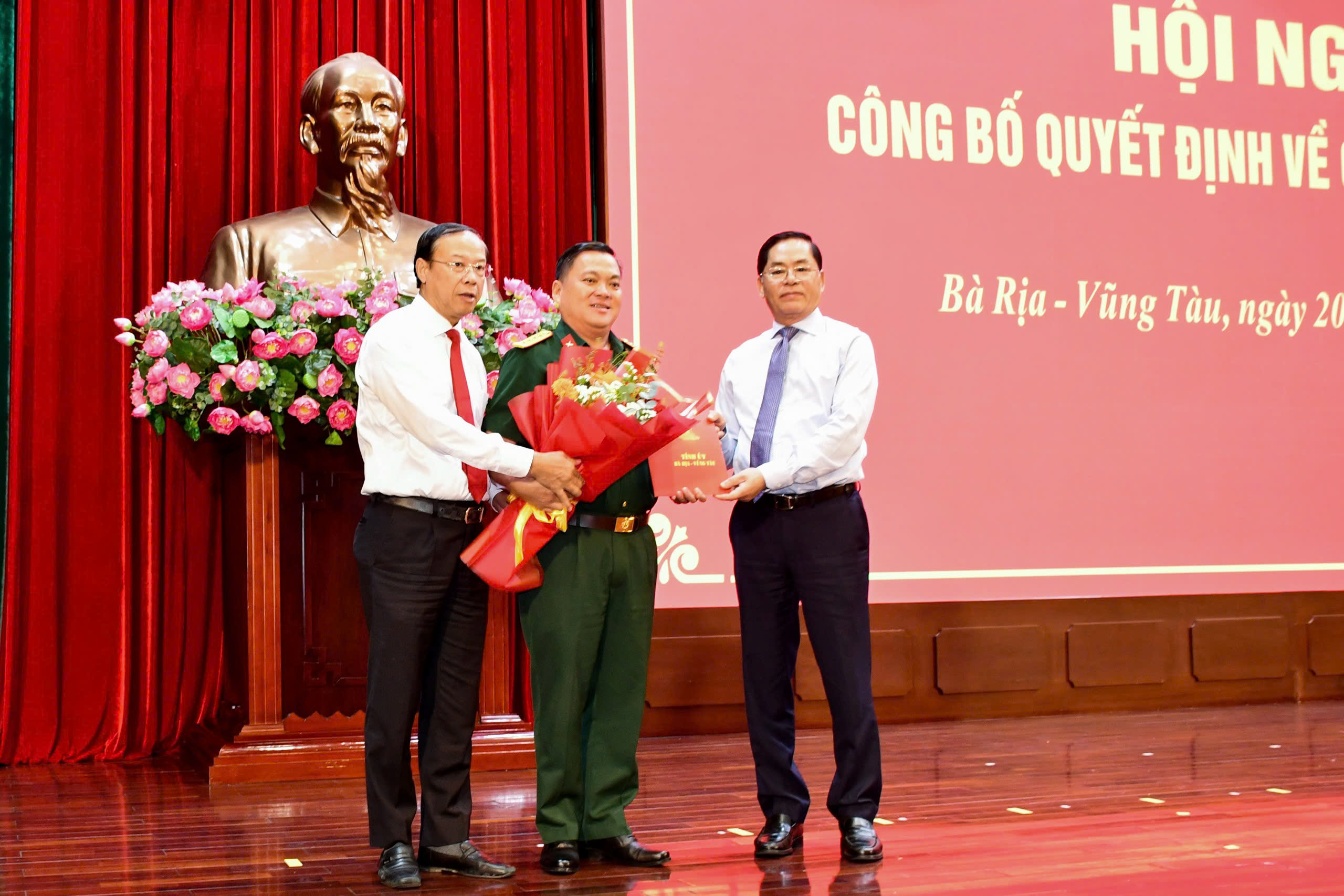 Ông Phạm Viết Thanh, Ủy viên Trung ương Đảng, Bí thư Tỉnh ủy, Chủ tịch HĐND tỉnh; ông Nguyễn Văn Thọ, Phó Bí thư Tỉnh ủy, Chủ tịch UBND tỉnh trao quyết định và tặng hoa chúc mừng Đại tá Trần Văn Cư.