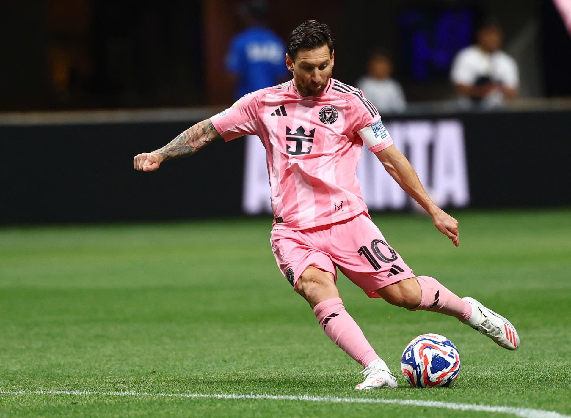Messi ghi bàn trong trận gặp Porto.