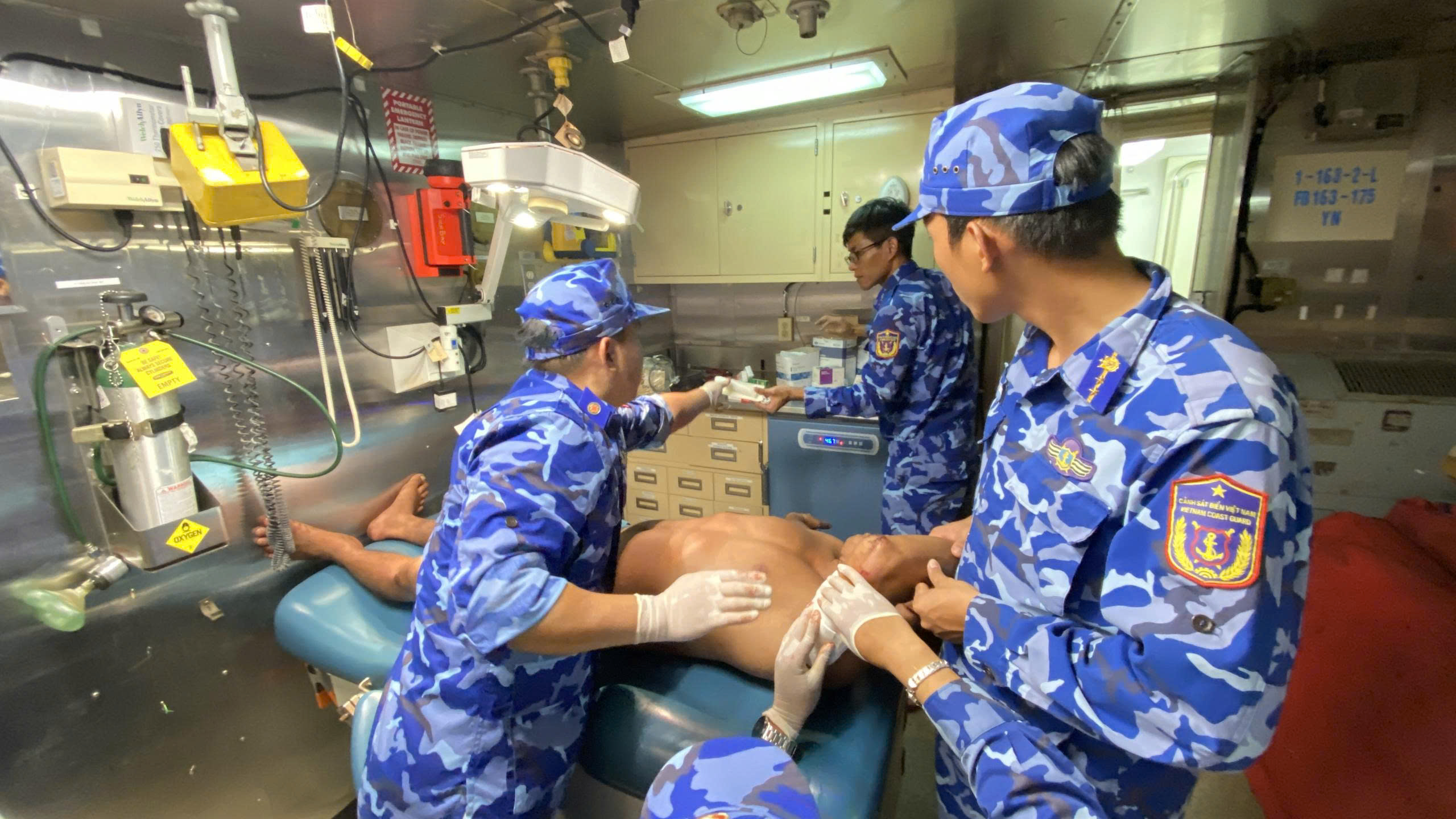 Tổ quân y tiến hành sơ cấp cứu ban đầu cho ngư dân.