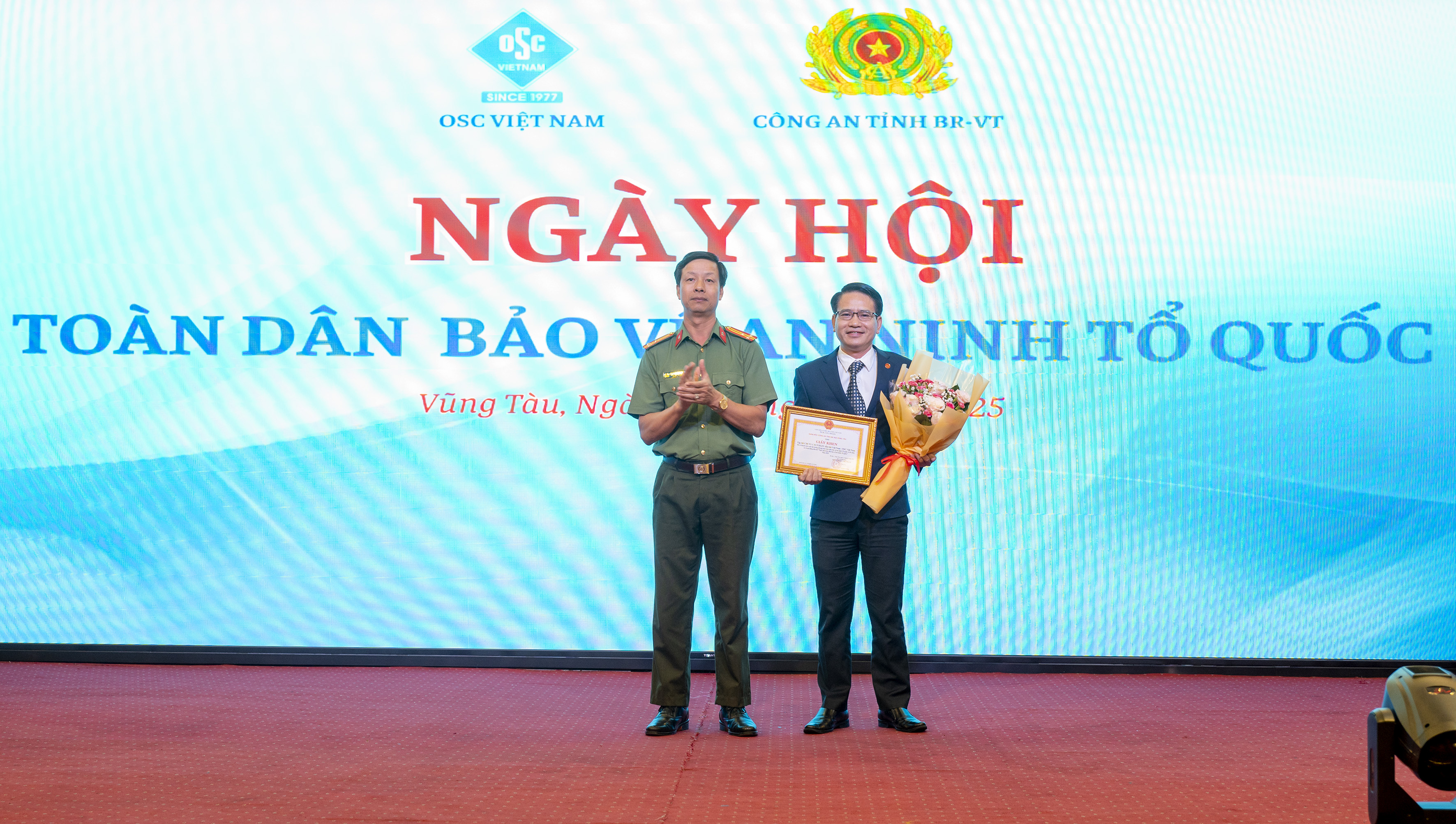 Đại diện Công an tỉnh trao Giấy khen cho tập thể OSC Việt Nam vì đã có thành tích xuất sắc trong phong trào Toàn dân bảo vệ ANTQ và tổ chức các hoạt động tiến tới Ngày hội Toàn dân bảo vệ an ninh ANTQ năm 2025.