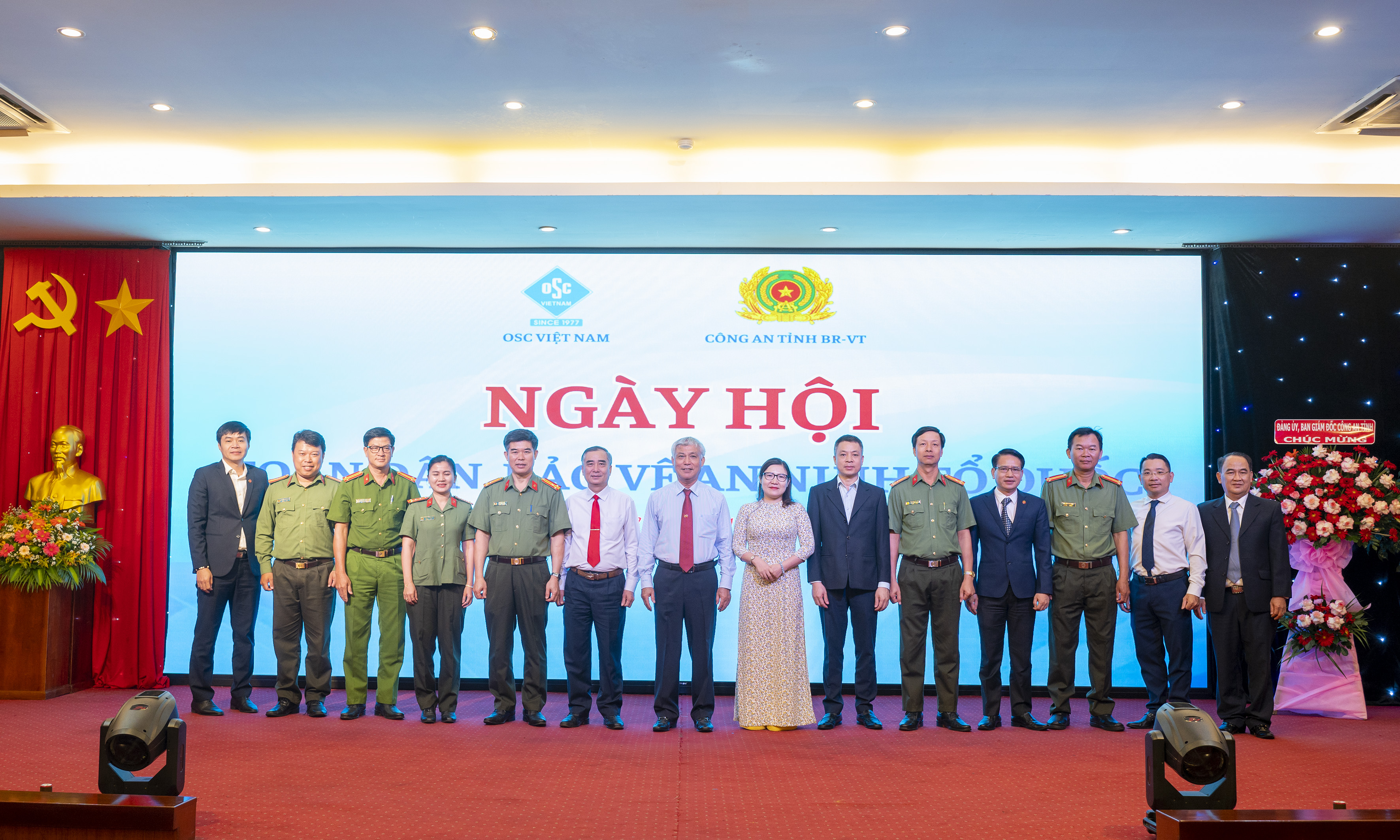 Các đại biểu chụp hình lưu niệm tại hội nghị.