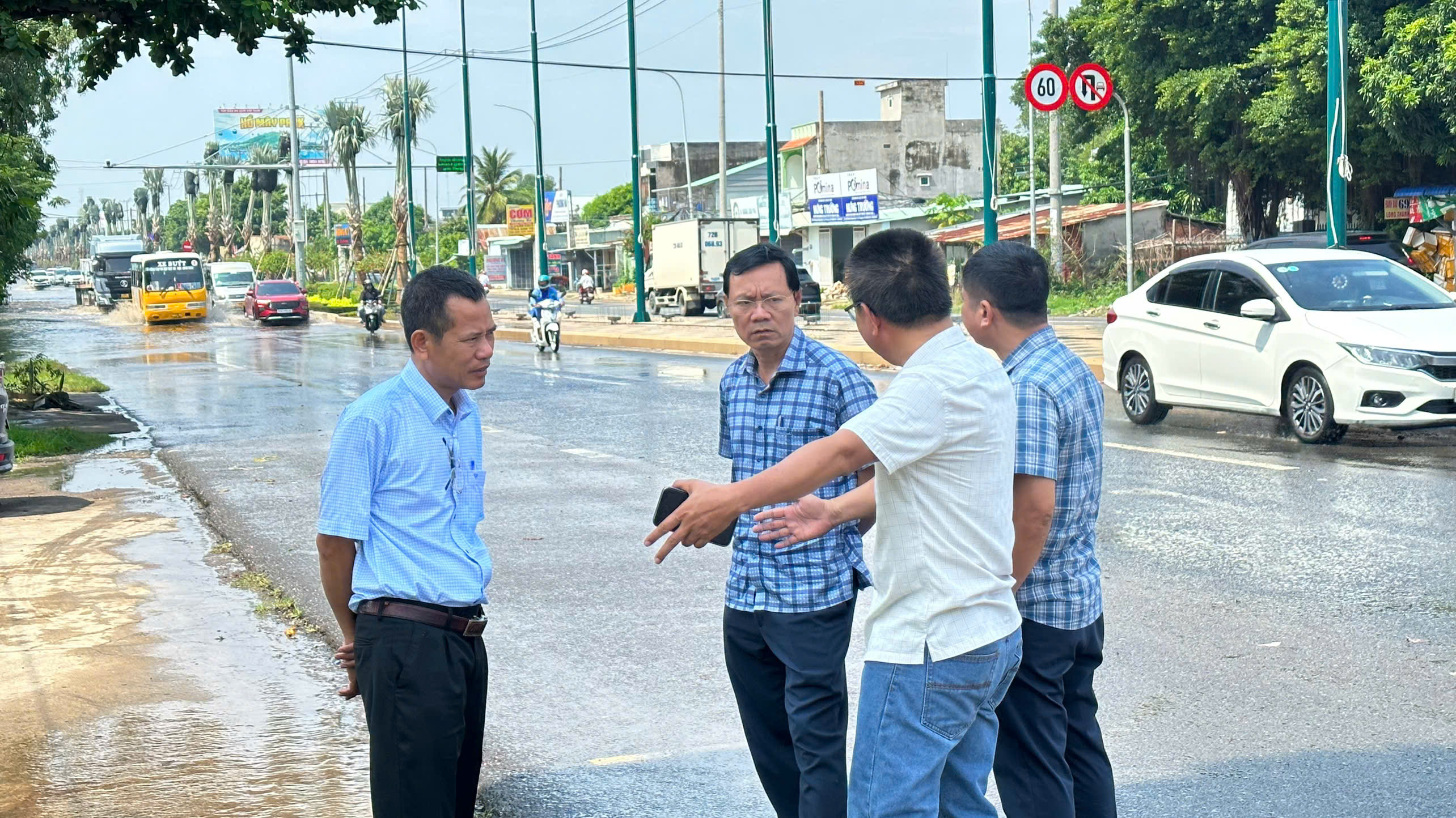 Đại diện Khu quản lý đường bộ 4 (Cục Quản lý đường bộ Việt Nam) kiểm tra, khảo sát và xử lý tiêu thoát nước tại khu vực bị ngập trên đường Võ Nguyên Giáp