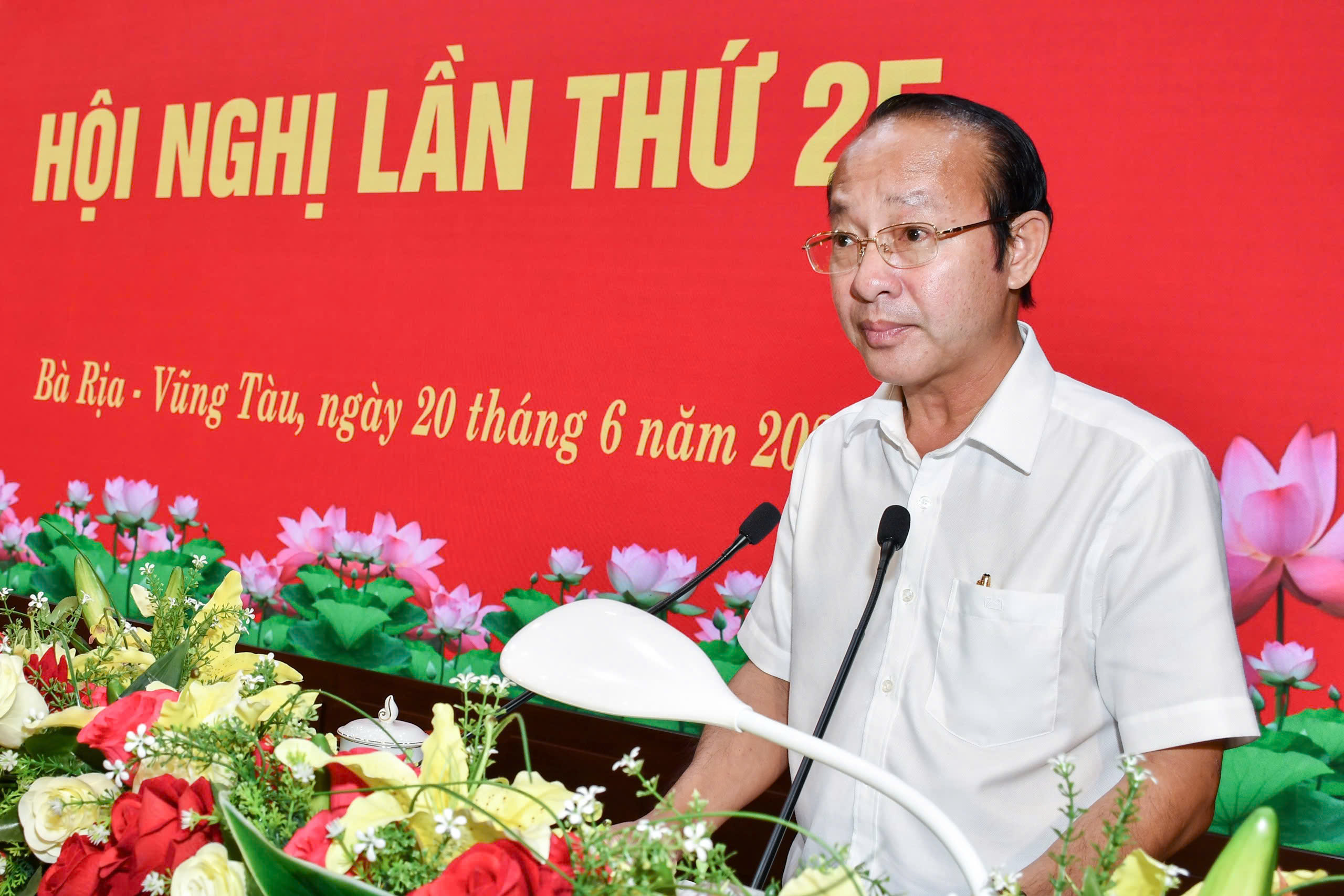 Ông Võ Văn Dũng, Ủy viên Ban Thường vụ Tỉnh ủy, Chủ nhiệm Ủy ban Kiểm tra Tỉnh ủy trình bày dự thảo báo cáo tổng kết.