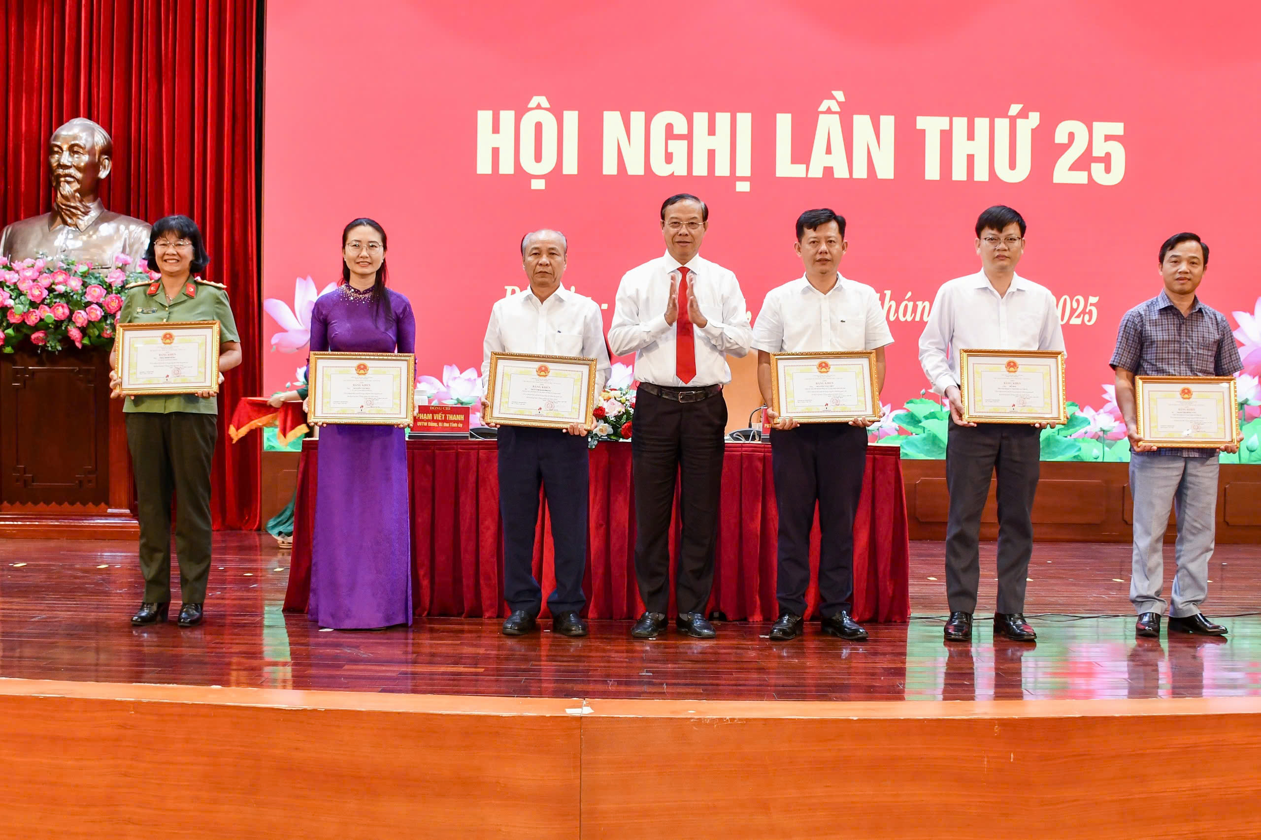 Ông Nguyễn Văn Thọ, Phó Bí thư Tỉnh ủy, Chủ tịch UBND tỉnh trao Bằng khen cho các cá nhân có thành tích xuất sắc trong công tác kiểm tra, giám sát và thi hành kỷ luật trong Đảng nhiệm kỳ 2020-2025.