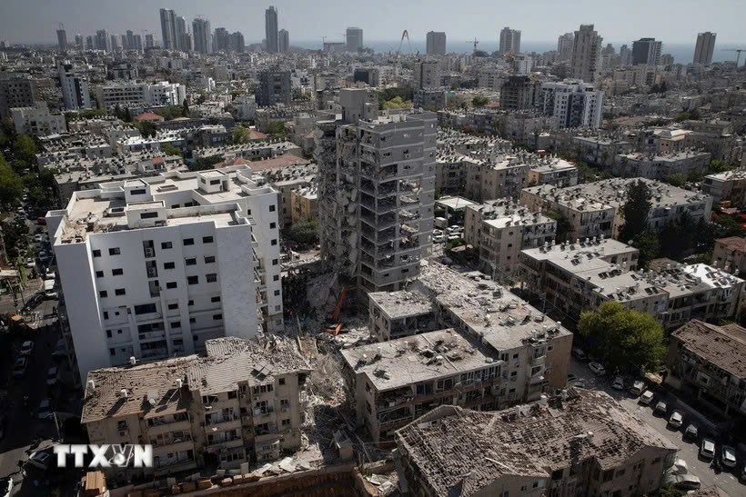 Những tòa nhà tại Bat Yam, Israel bị hư hại sau cuộc tấn công bằng tên lửa của Iran.