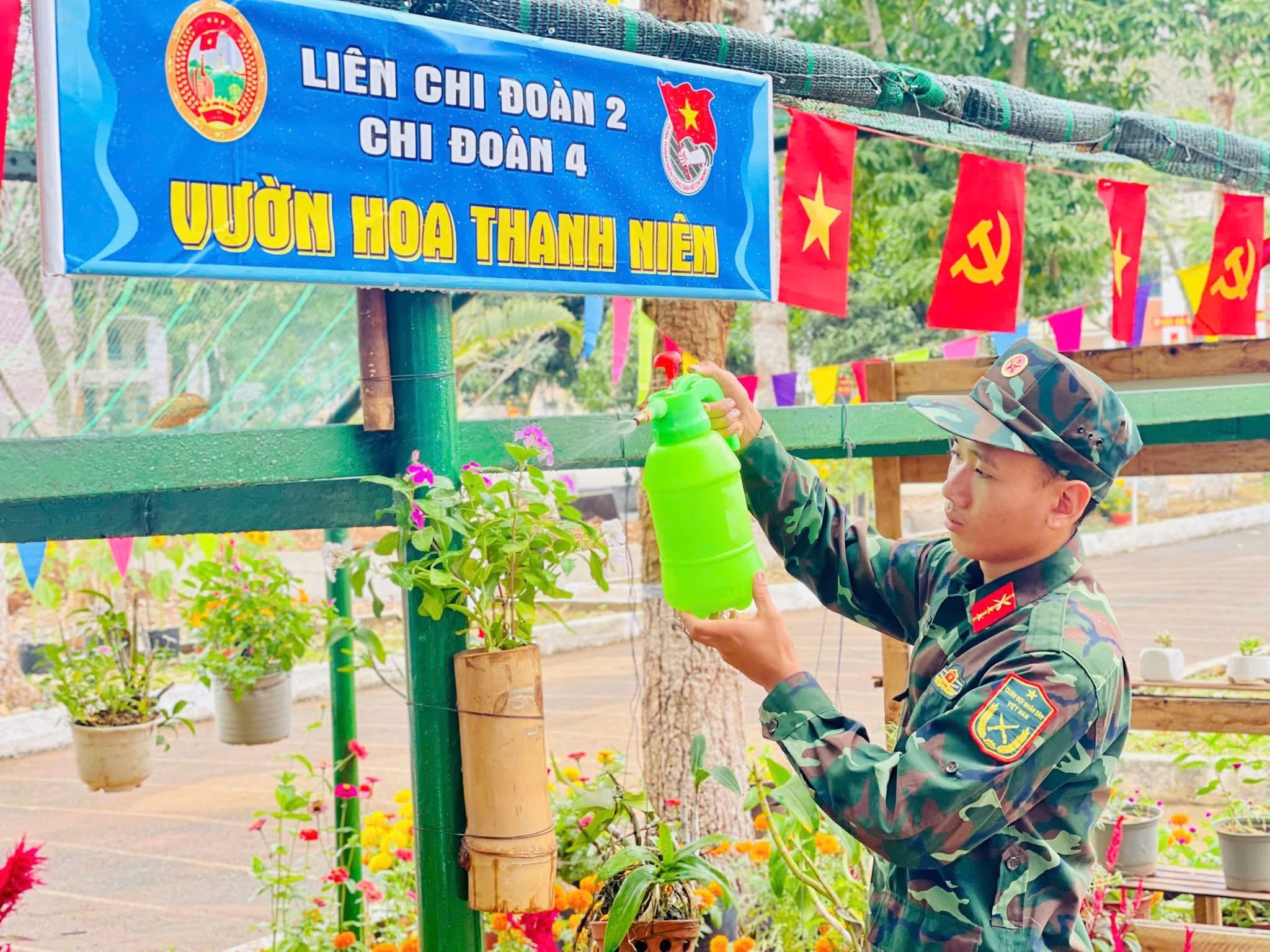 Tuổi trẻ LLVT tỉnh triển khai các mô hình làm đẹp cảnh quan môi trường trong đơn vị  thực hiện phong trào thi đua quyết thắng.