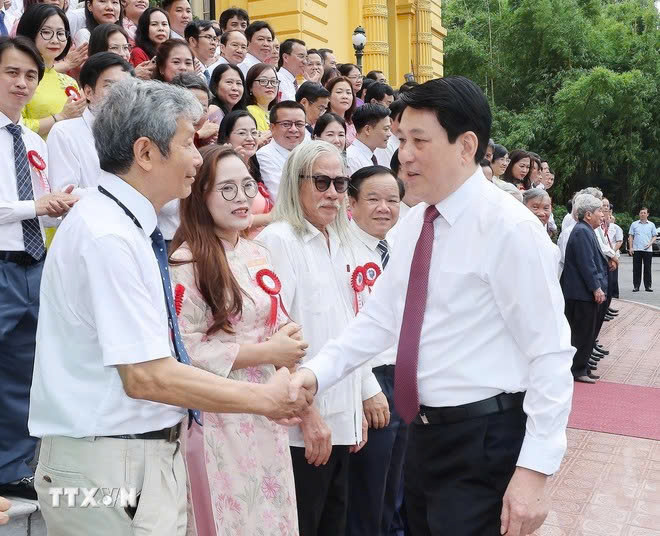 Chủ tịch nước Lương Cường gặp mặt các nhà báo tiêu biểu toàn quốc.