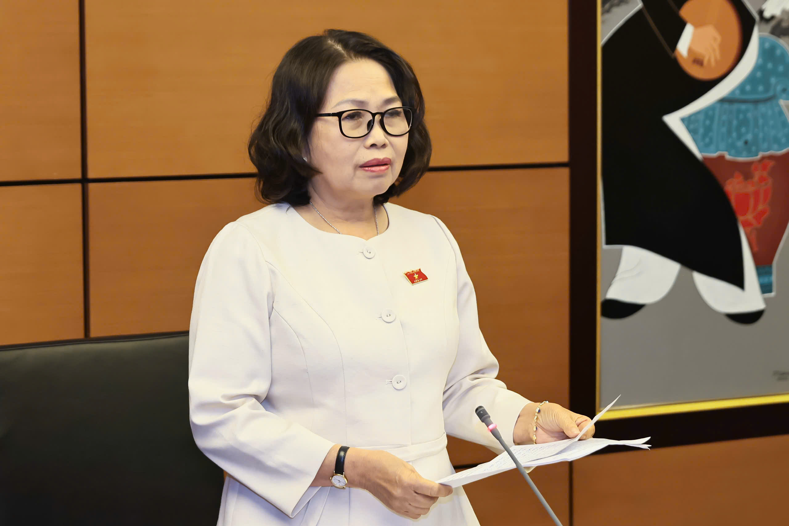 Bà Nguyễn Thị Yến, Phó Bí thư Thường trực Tỉnh ủy, Trưởng Đoàn ĐBQH tỉnh Bà Rịa - Vũng Tàu phát biểu tại phiên thảo luận Tổ.
