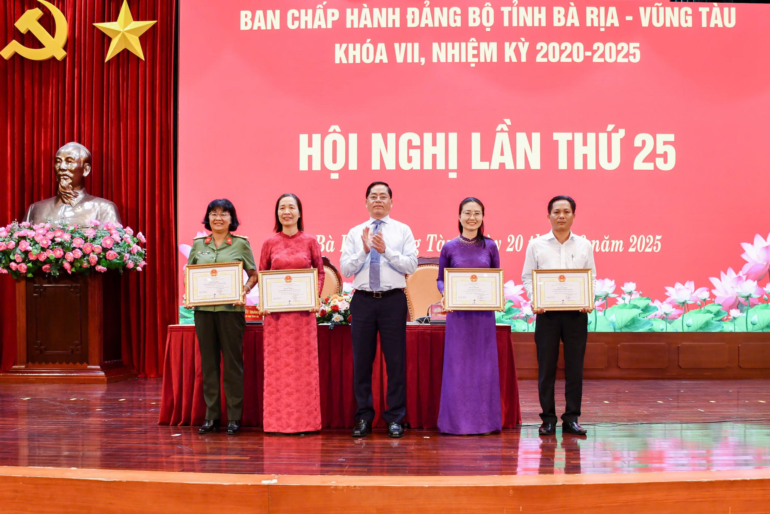 Ông Phạm Viết Thanh, Ủy viên Trung ương Đảng, Bí thư Tỉnh ủy, Chủ tịch HĐND tỉnh trao Bằng khen cho các tập thể có thành tích xuất sắc trong công tác kiểm tra, giám sát và thi hành kỷ luật trong Đảng nhiệm kỳ 2020-2025.