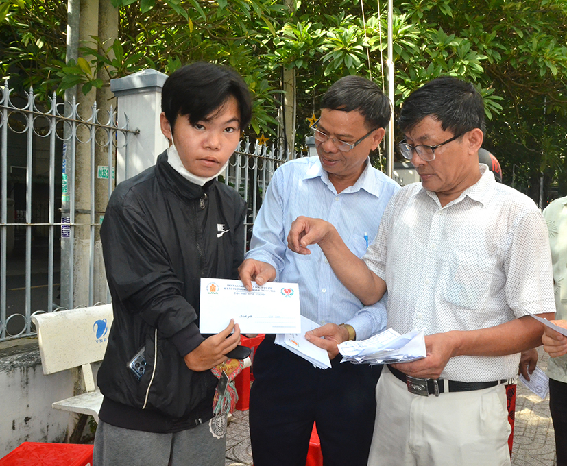 Lãnh đạo Hội Nạn nhân chất độc da cam/Dioxin và Bảo trợ xã hội TP.Bà Rịa tặng quà cho người khuyết tật tại địa phương, ngày 19/6.