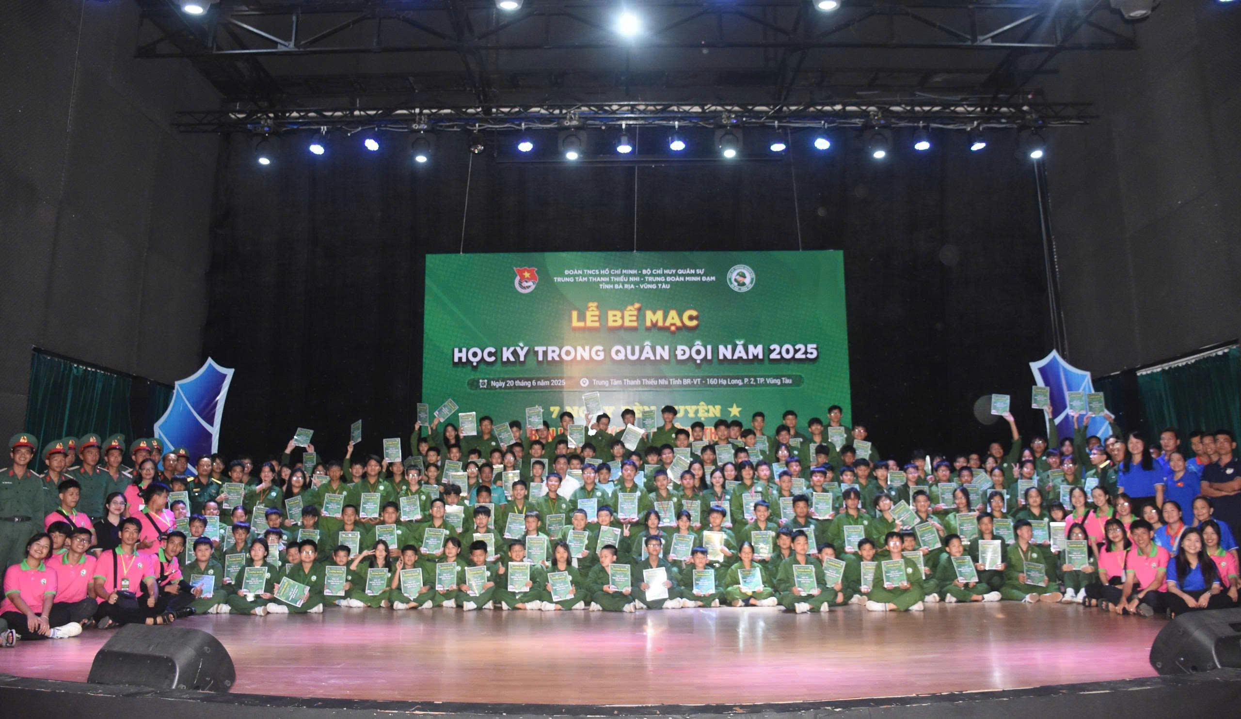 Ban tổ chức trao giấy chứng nhận hoàn thành chương trình 