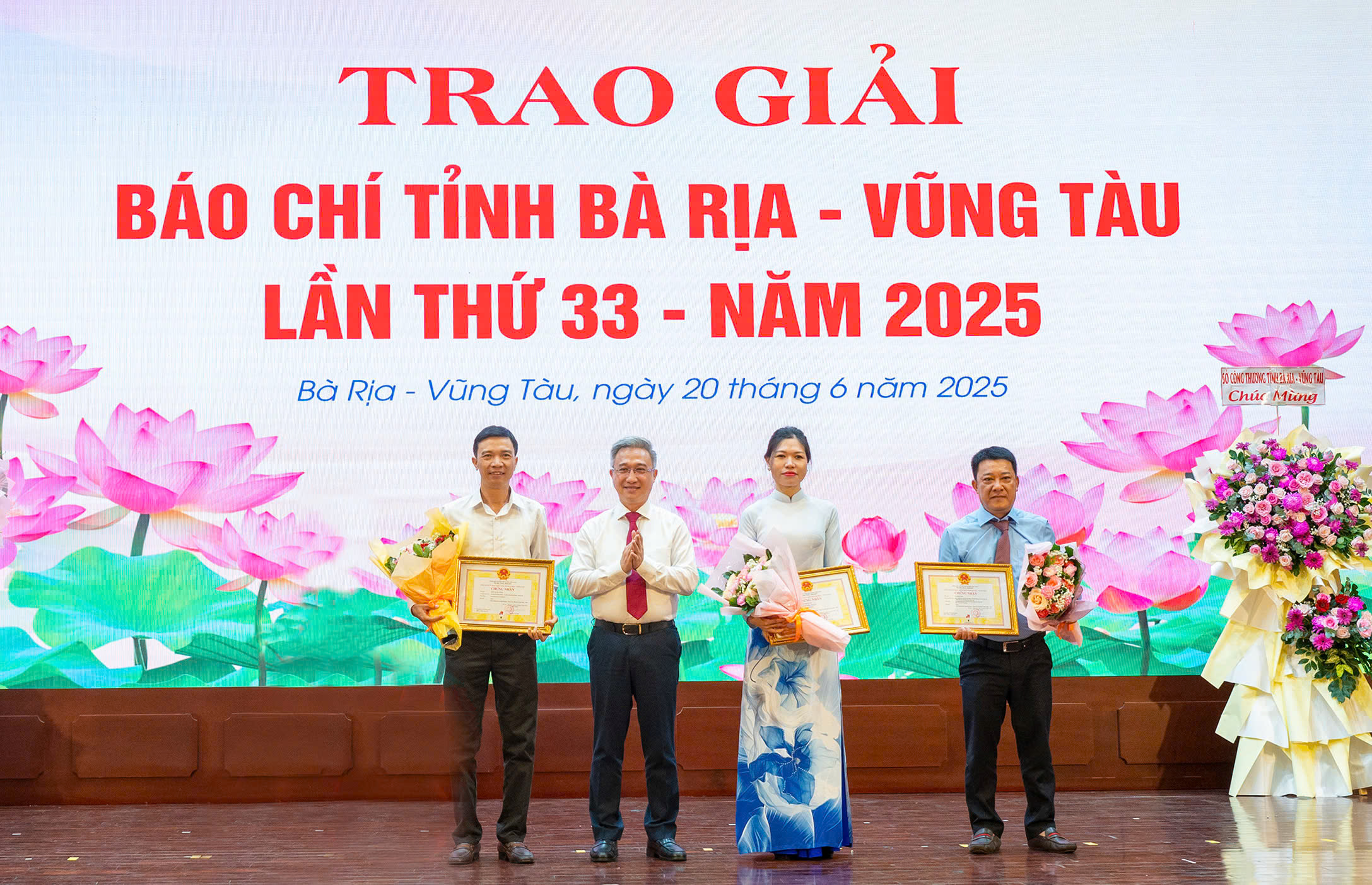 Ông Đặng Minh Thông, Phó Chủ tịch UBND tỉnh trao giải A giải Báo chí tỉnh Bà Rịa-Vũng Tàu lần thứ 33 năm 2025 đến các tác giả đạt giải. Ảnh: BẢO KHÁNH.