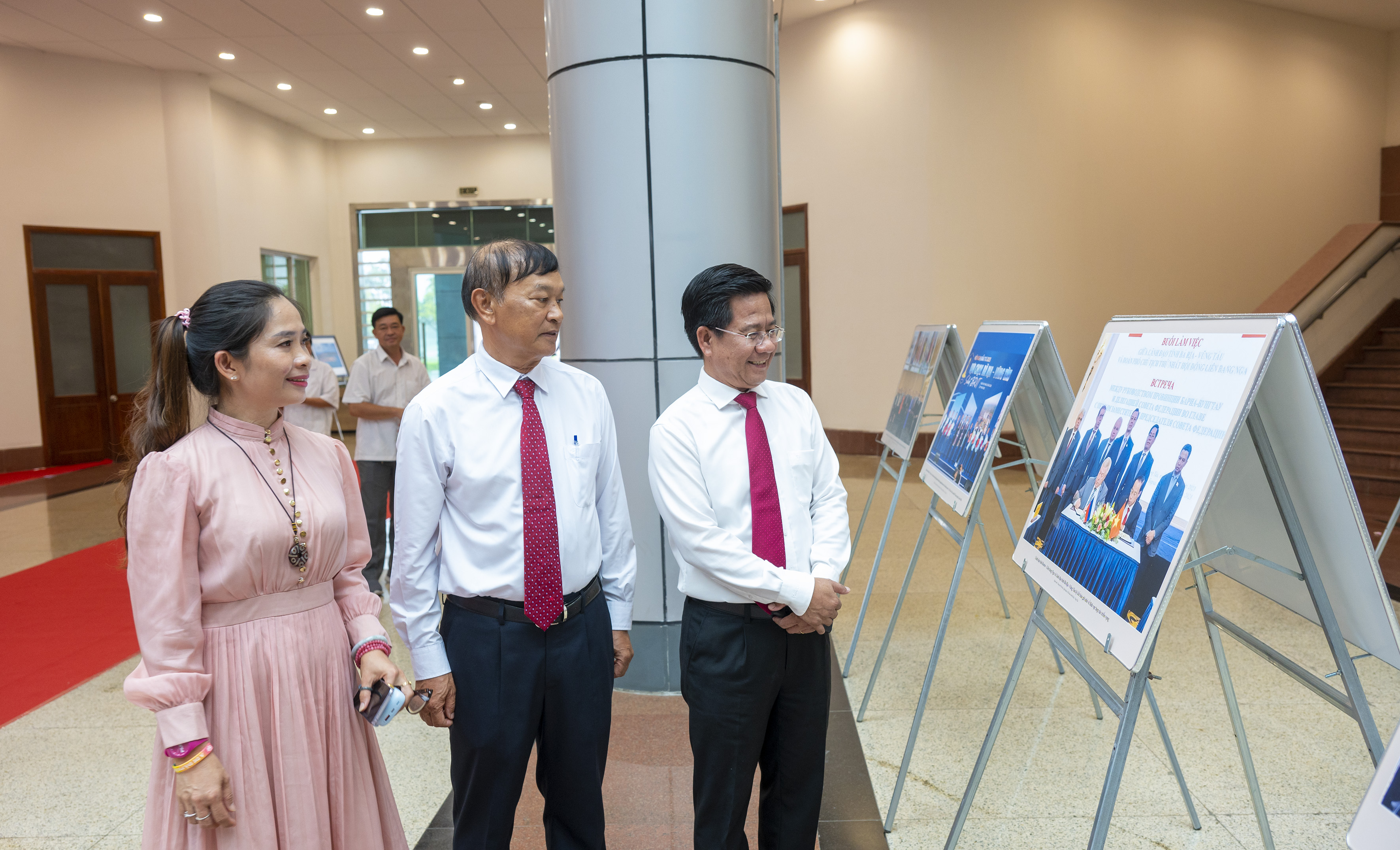 Ông Bùi Chí Thành, Trưởng Ban Tuyên giáo và Dân vận Tỉnh ủy; ông Phan Đức Hiền, Chủ tịch Hội Nhà báo Việt Nam tỉnh cùng các đại biểu tham quan triển lãm