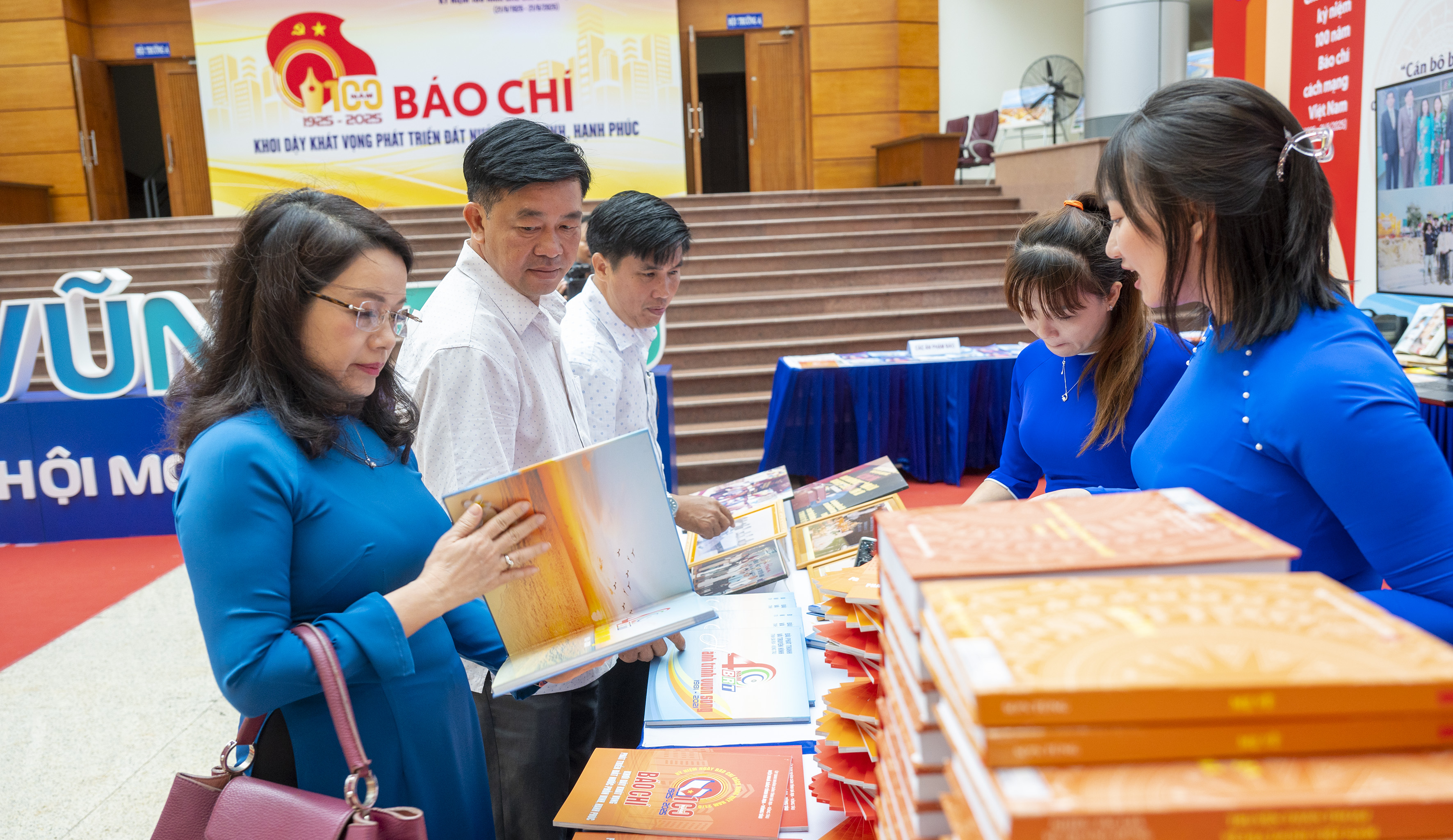 Các đại biểu tham quan triển lãm tại Trung tâm Hội nghị tỉnh.
