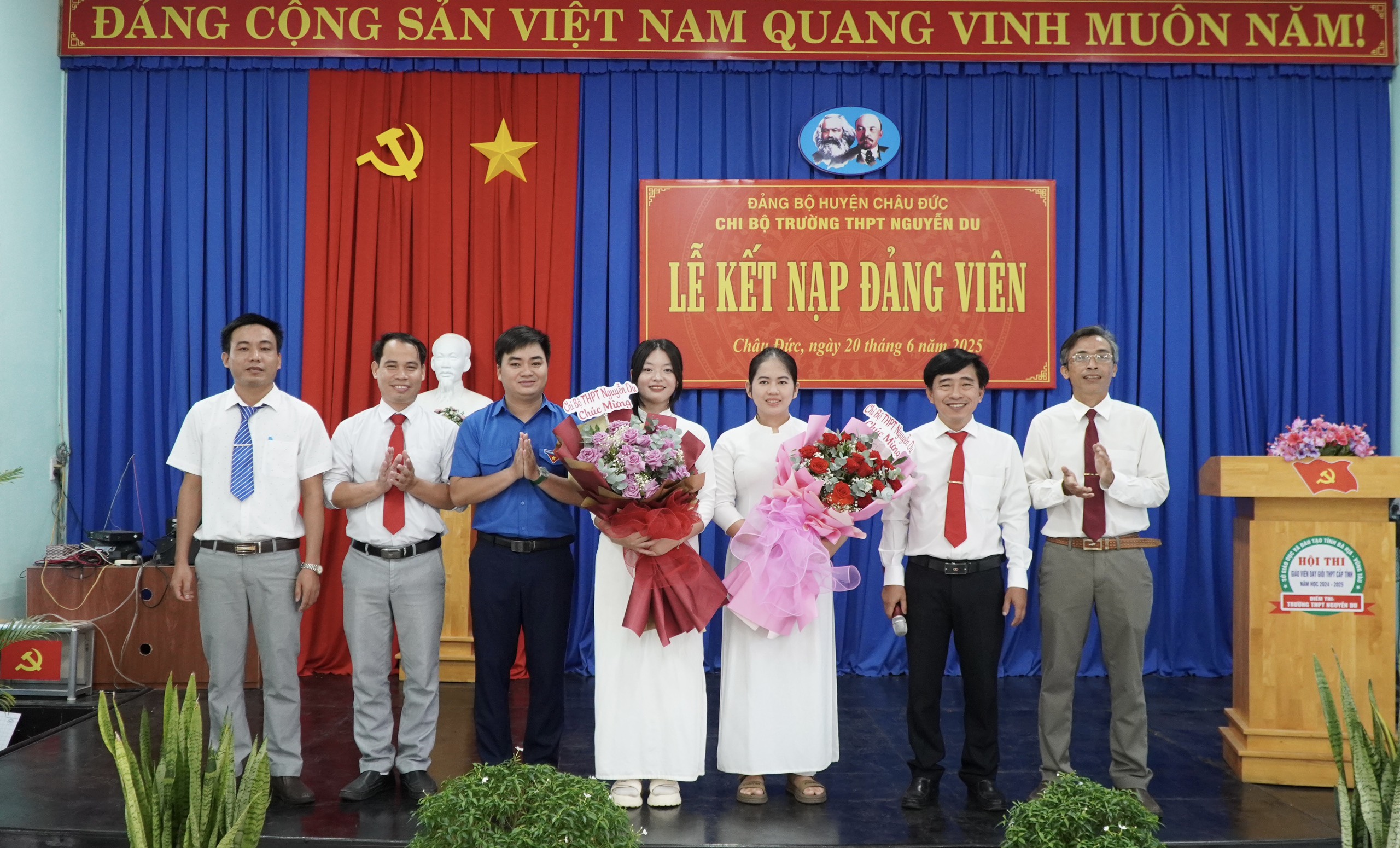 Đại diện Chi bộ Trường THPT Nguyễn Du trao quyết định kết nạp đảng viên mới đến 2 học sinh ưu tú của trường.