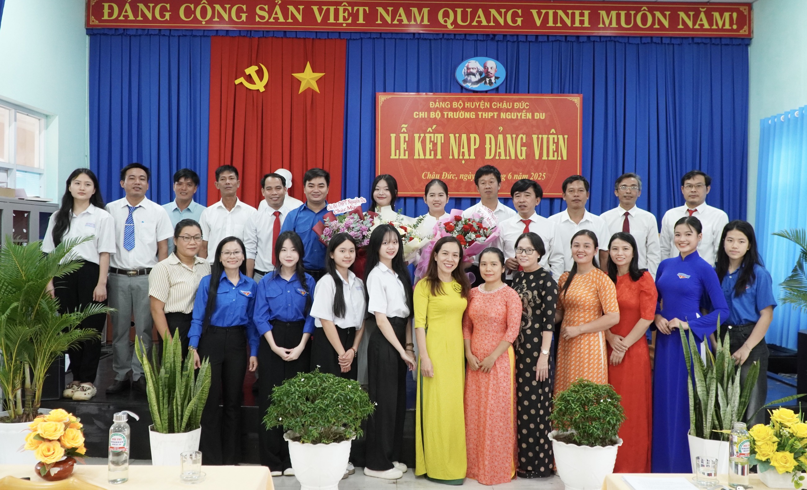 Chi bộ Trường THPT Nguyễn Du đã kết nạp được 7 học sinh từ đầu năm 2025 đến nay.