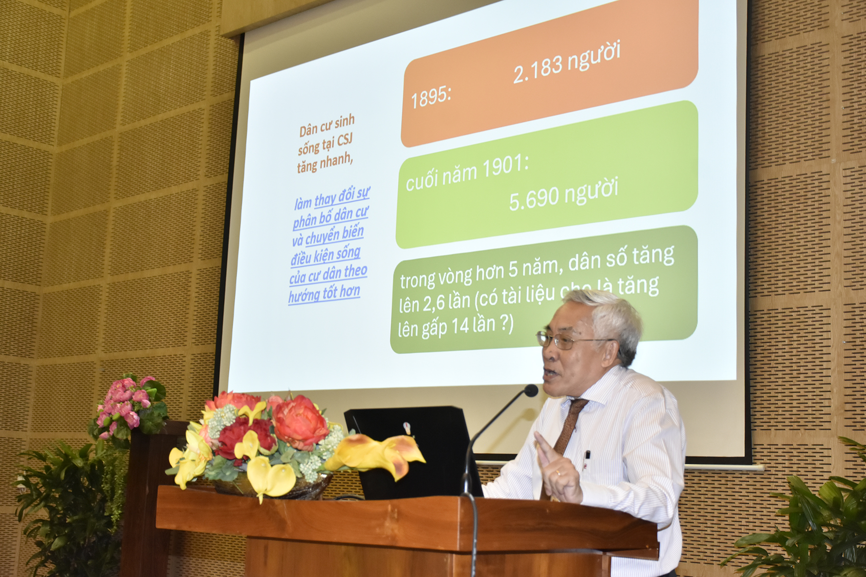 TS.Lê Hữu Phước, Trường Đại học Khoa học, Xã hội và Nhân văn TP.Hồ Chí Minh trình bày tham luận về địa giới hành chính Vũng Tàu.