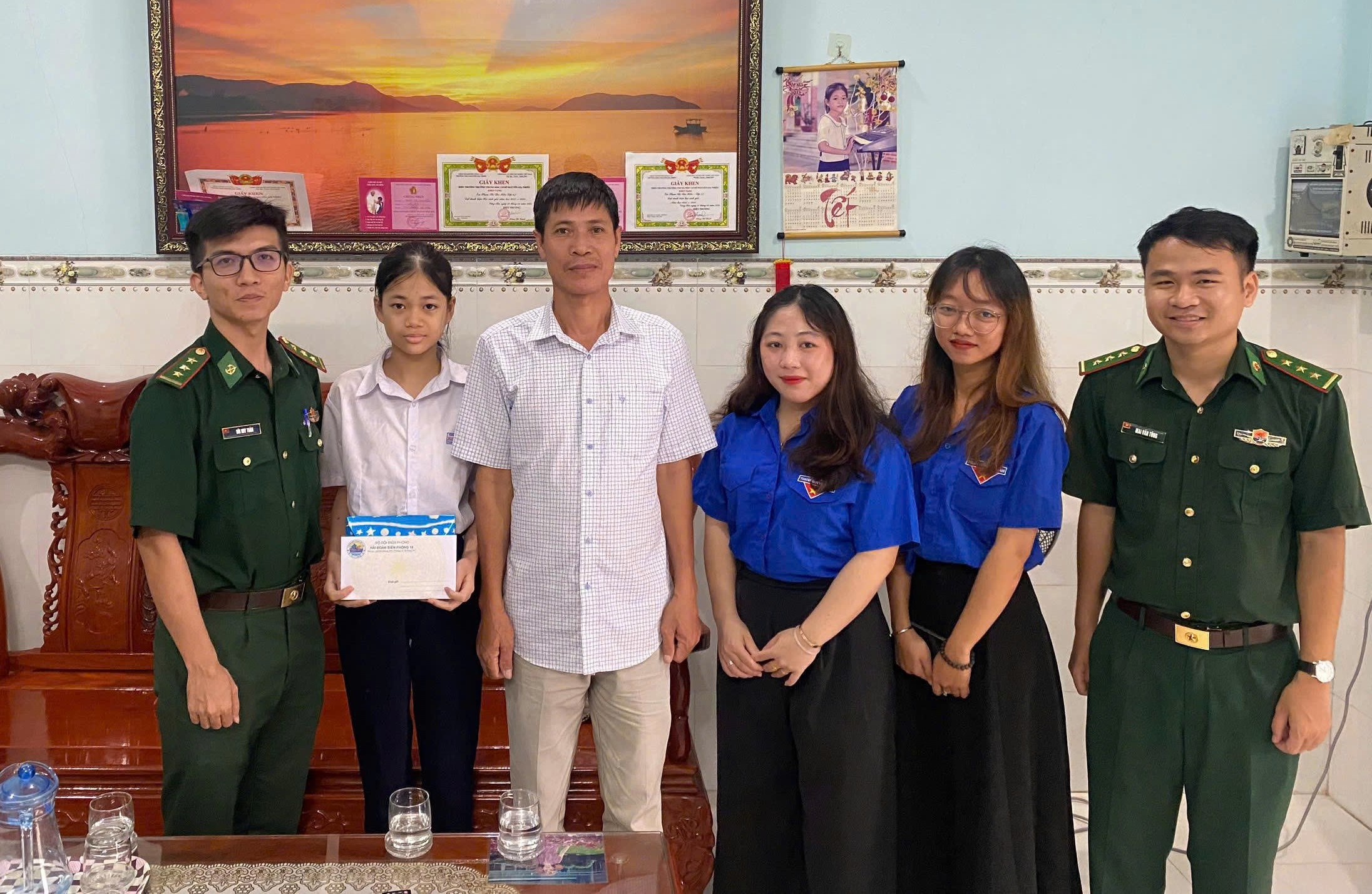 Hài đoàn Biên phòng 18 phối hợp với phường 12 (TP.Vũng Tàu) tặng quà cho các học sinh có hoàn cảnh khó khăn trên địa bàn.