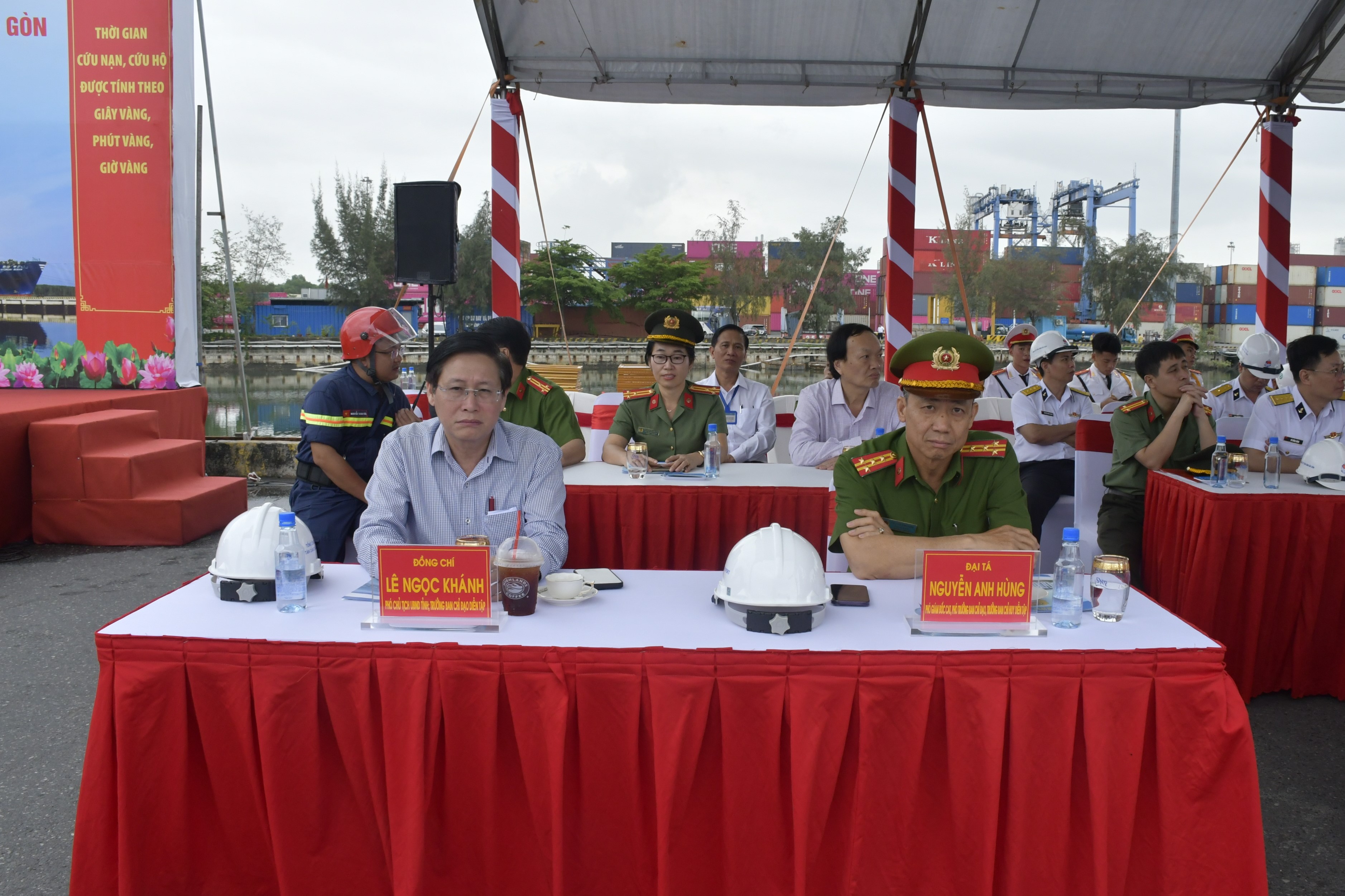 Ông Lê Ngọc Khánh, Phó Chủ tịch UBND tỉnh, Trưởng ban chỉ đạo PCCC tỉnh, chủ trì tại buổi diễn tập.