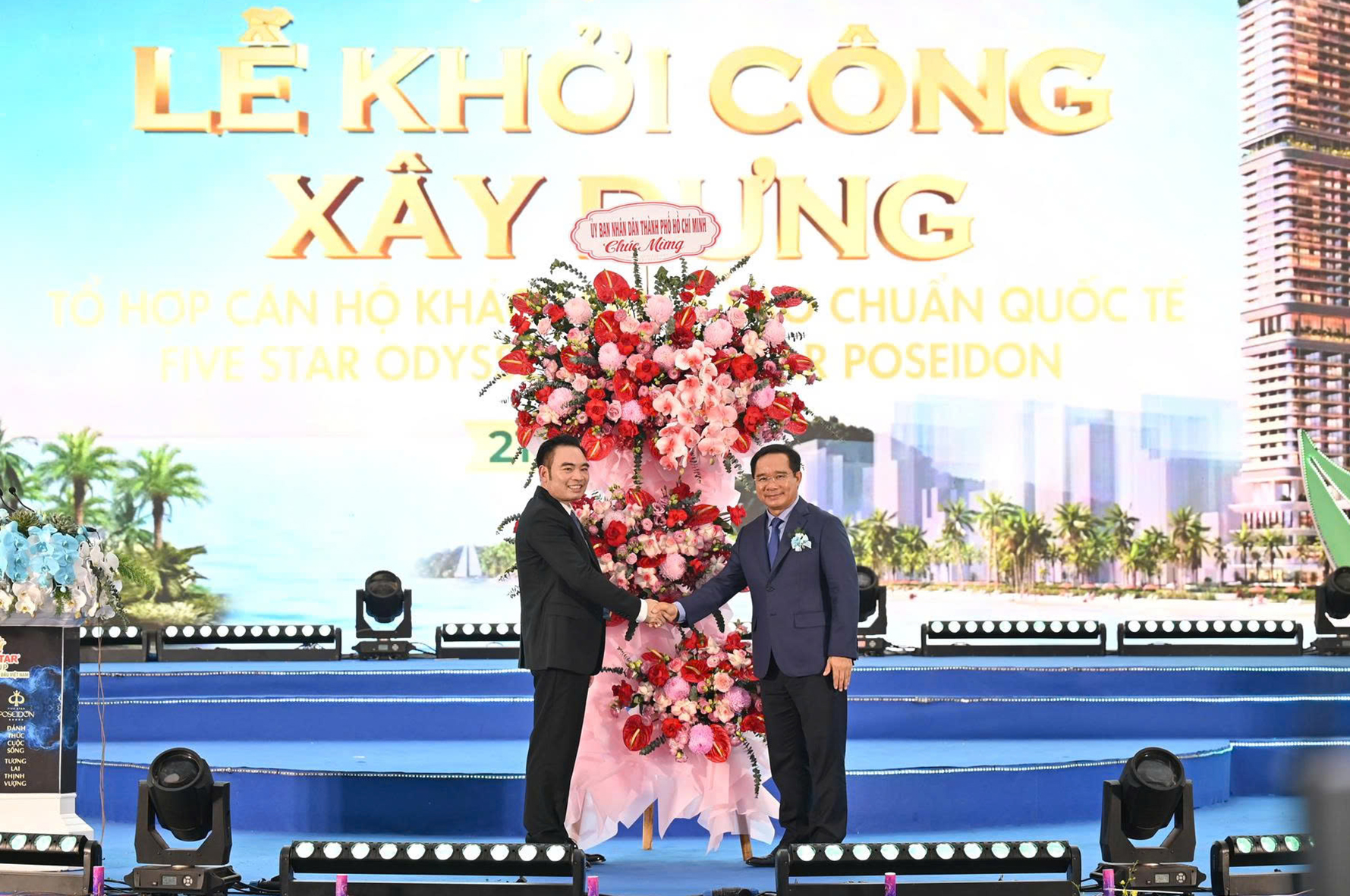 Ông Nguyễn Văn Được, Ủy viên Trung ương Đảng, Phó Bí thư Thành uỷ, Chủ tịch UBND TP.Hồ Chí Minh tặng hoa chúc mừng ông Trần Văn Mười, Chủ tịch HĐQT Five Star Group.