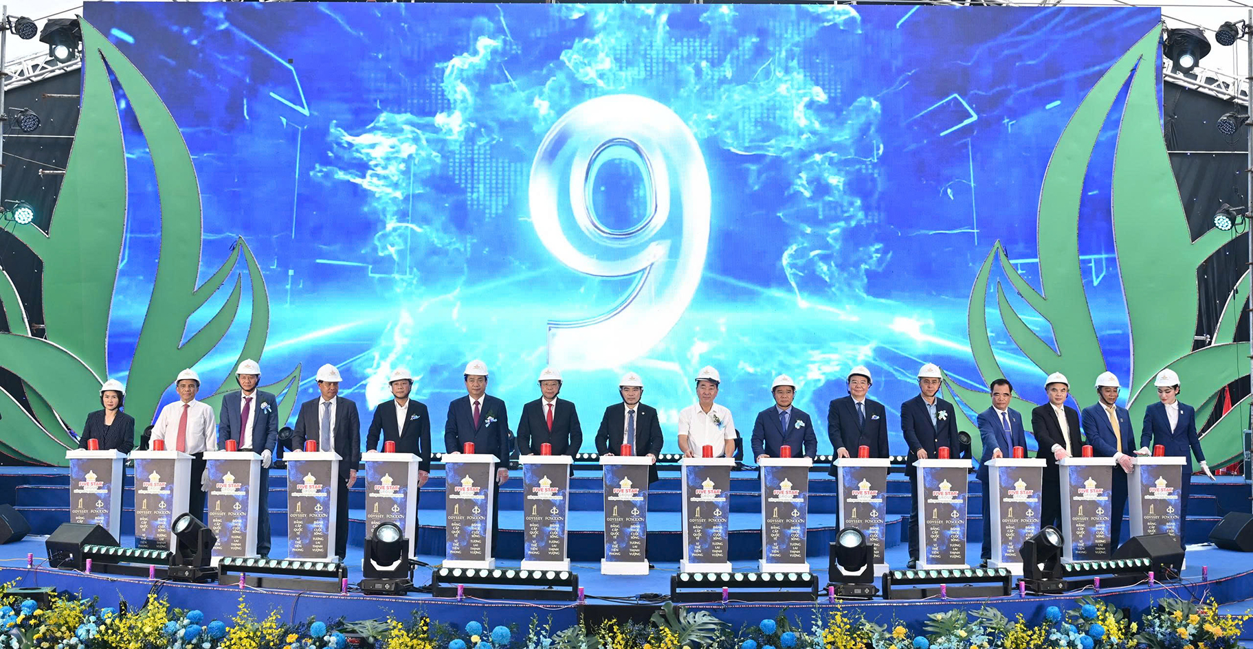 Các đại biểu nhấn nút khởi công hai tổ hợp căn hộ khách sạn 5 sao chuẩn quốc tế Five Star Odyssey và Five Star Poseidon.