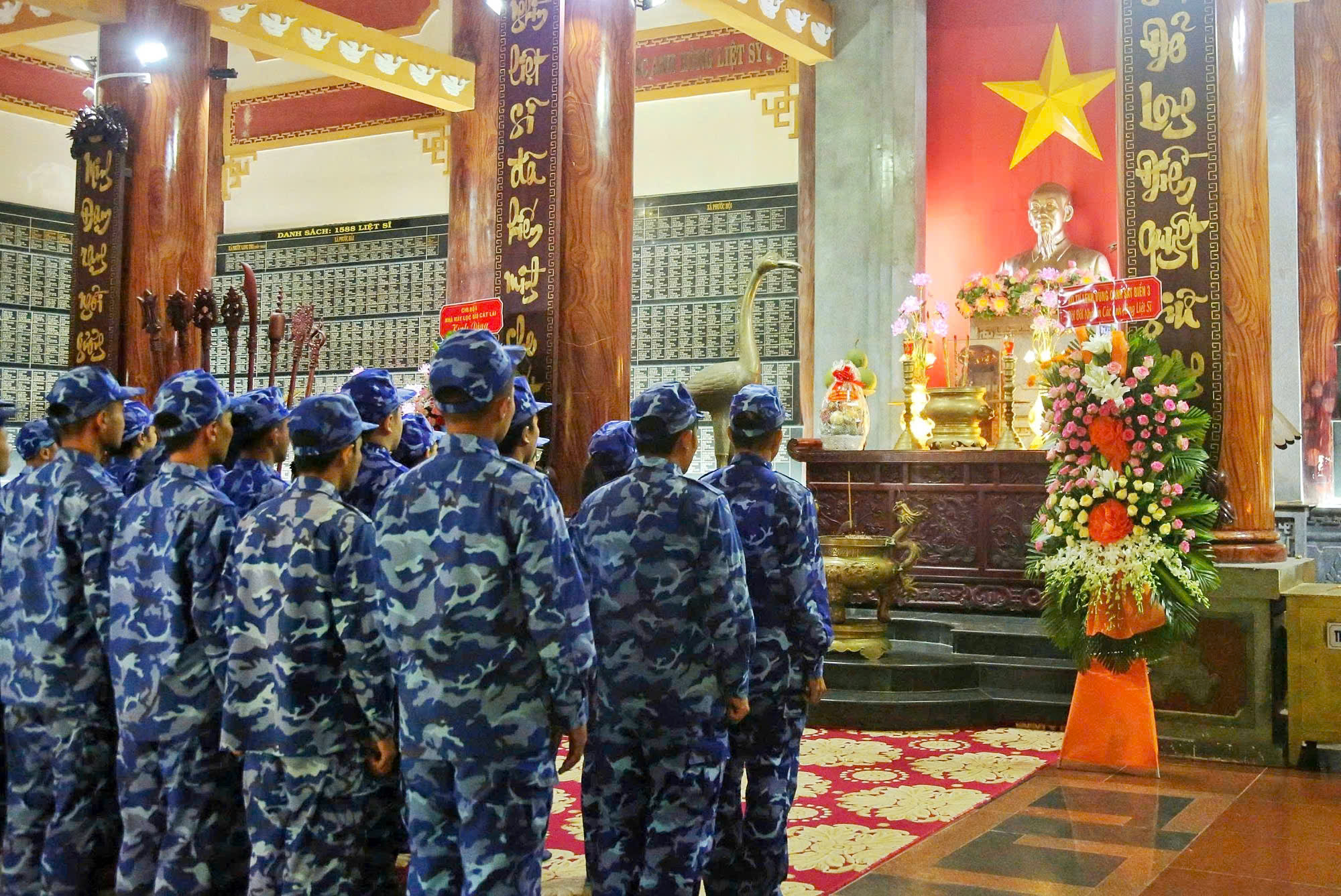 Cán bộ, chiến sĩ Bộ Tư lệnh Vùng Cảnh sát biển 3 thành kính đặt vòng hoa, dâng hương tưởng nhớ Chủ tịch Hồ Chí Minh.