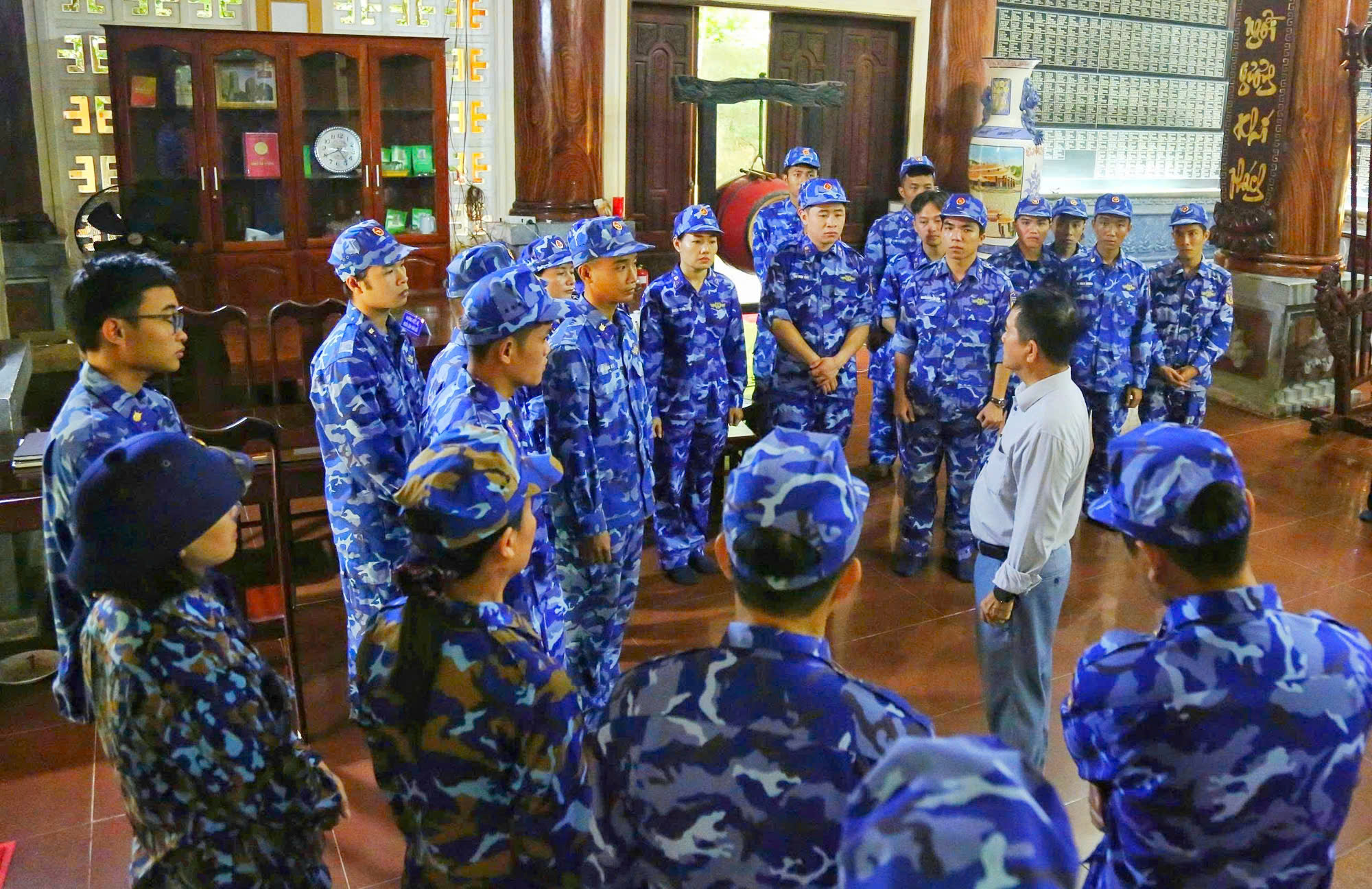 Cán bộ, chiến sĩ đơn vị tham gia tìm hiểu lịch sử tại Khu di tích lịch sử Minh Đạm.