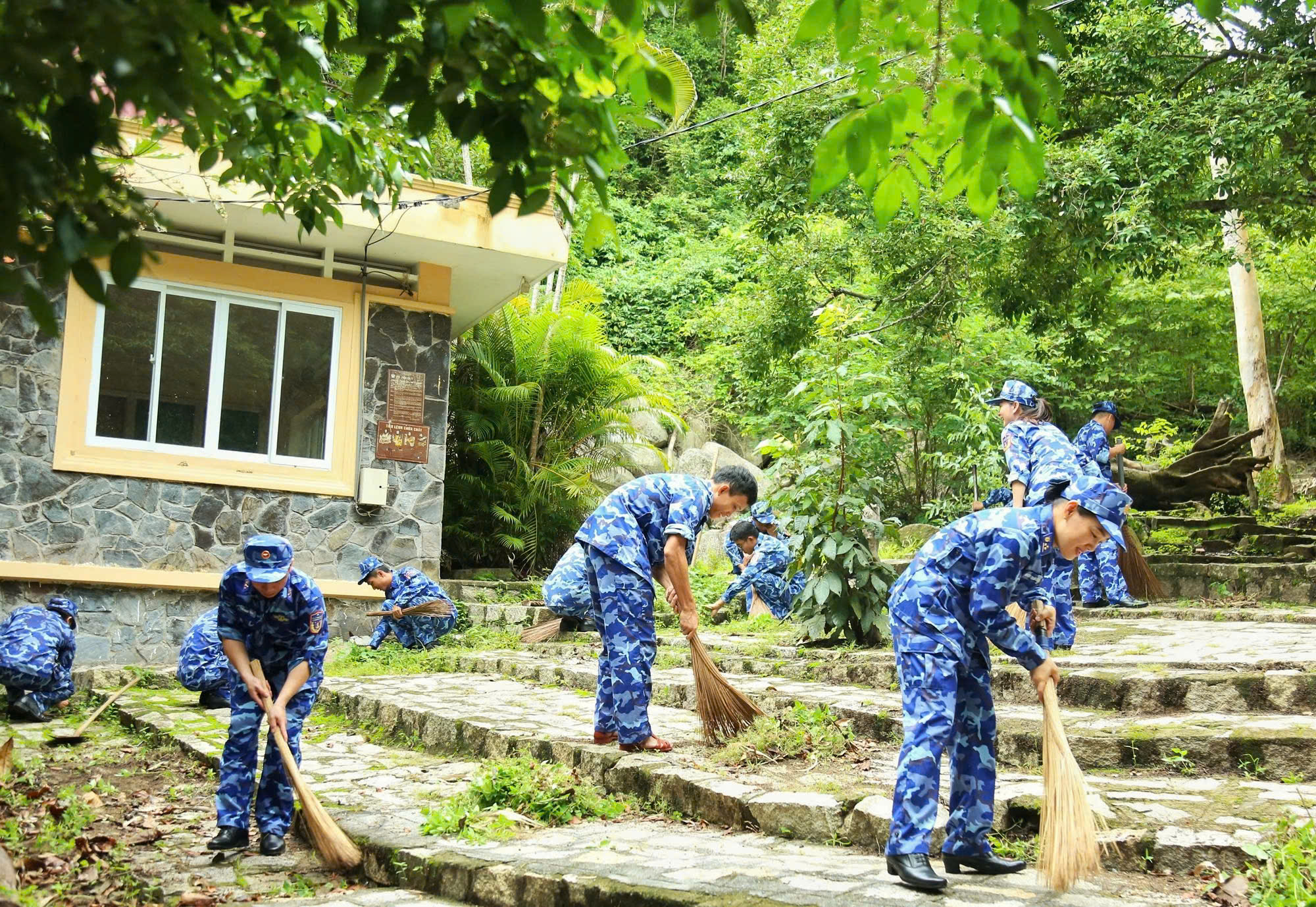 Cán bộ, đoàn viên, hội viên phụ nữ đơn vị tham gia vệ sinh khuôn viên Khu di tích lịch sử Minh Đạm.