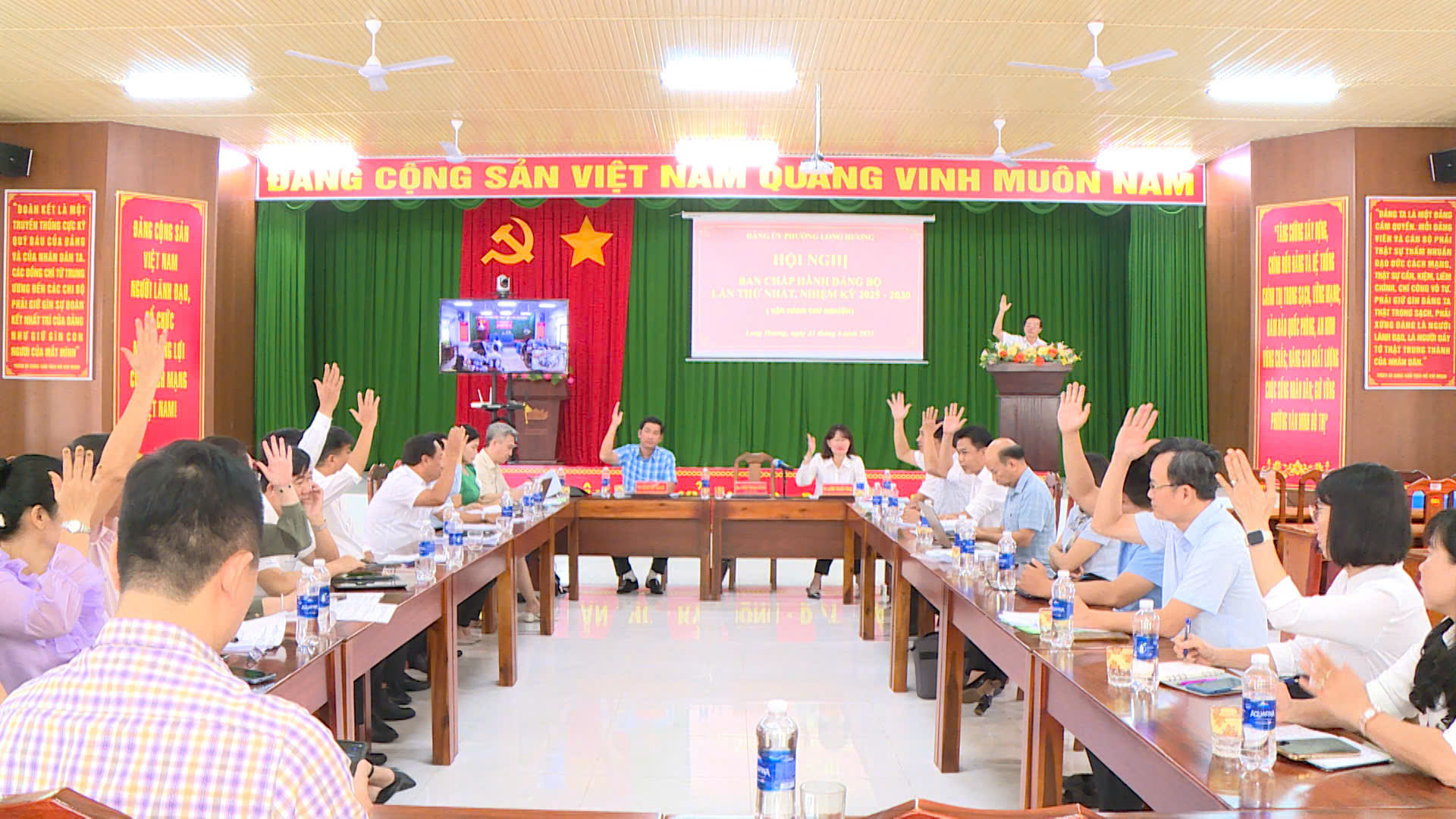 BCH Đảng bộ phường Long Hương biểu quyết thông qua các nội dung dự thảo trình tại hội nghị họp thử nghiệm BCH Đảng bộ phường.