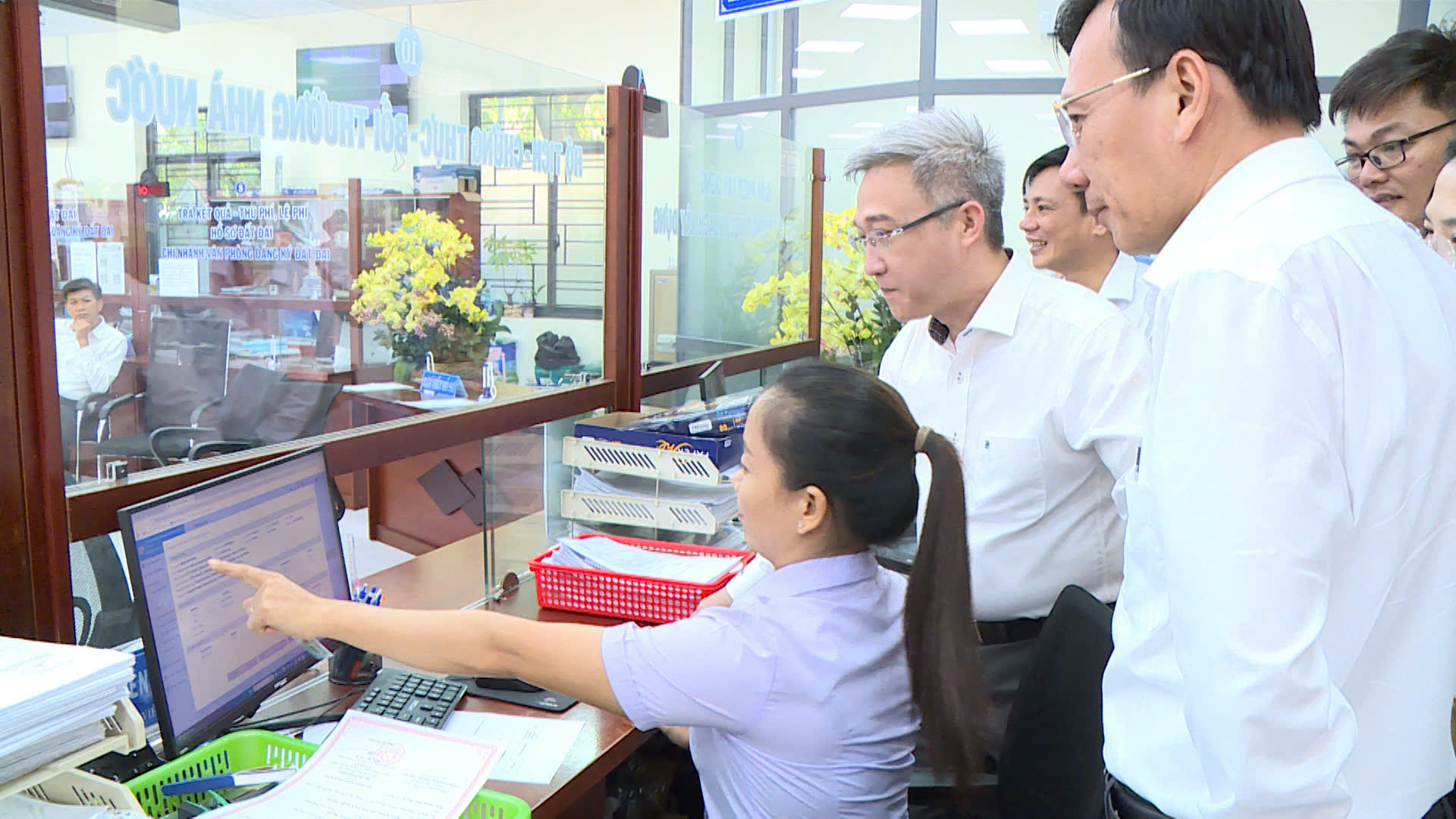Ông Đặng Minh Thông, Phó Chủ tịch UBND tỉnh kiểm tra tại Trung tâm Phục vụ Hành chính công phường Bà Rịa.