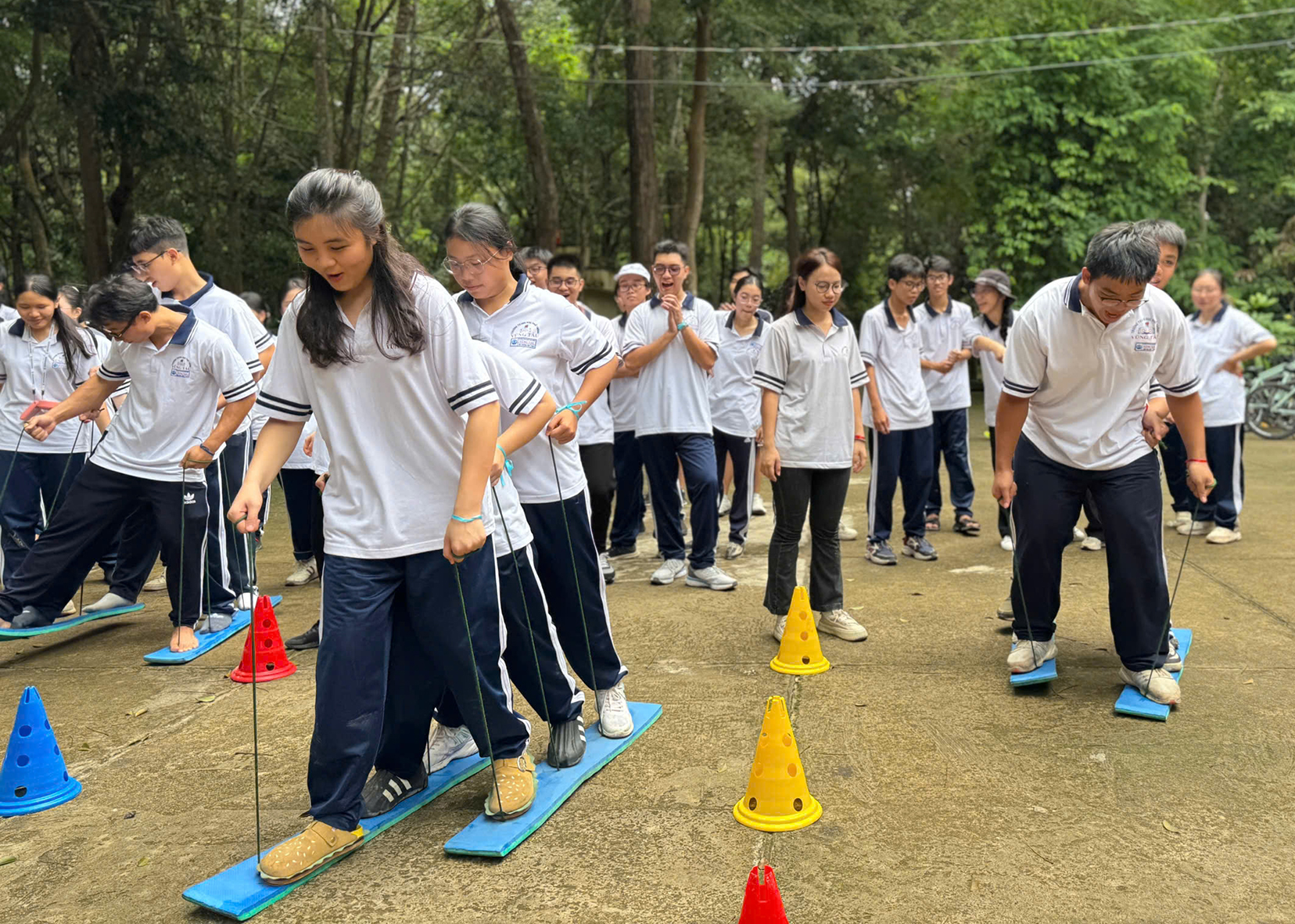 Và vận động vui nhộn trong teambuilding kết nối tập thể. 