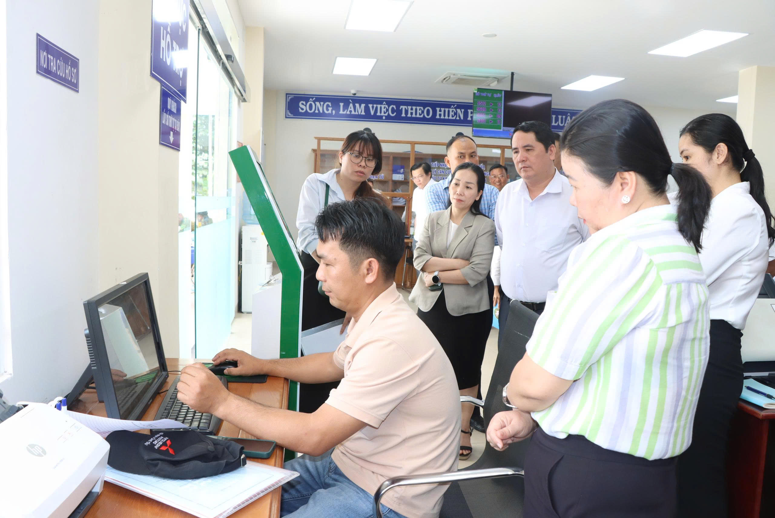 Thành viên Tổ công tác số 6 Tỉnh ủy kiểm tra, khảo sát tại Trung tâm Phục vụ Hành chính công xã Đất Đỏ.