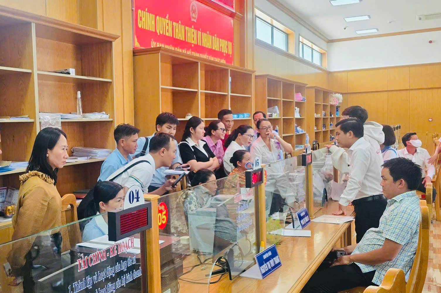 Tổ công tác số 5 của Tỉnh ủy kiểm tra, khảo sát tại Trung tâm Phục vụ Hành chính công xã Hồ Tràm.