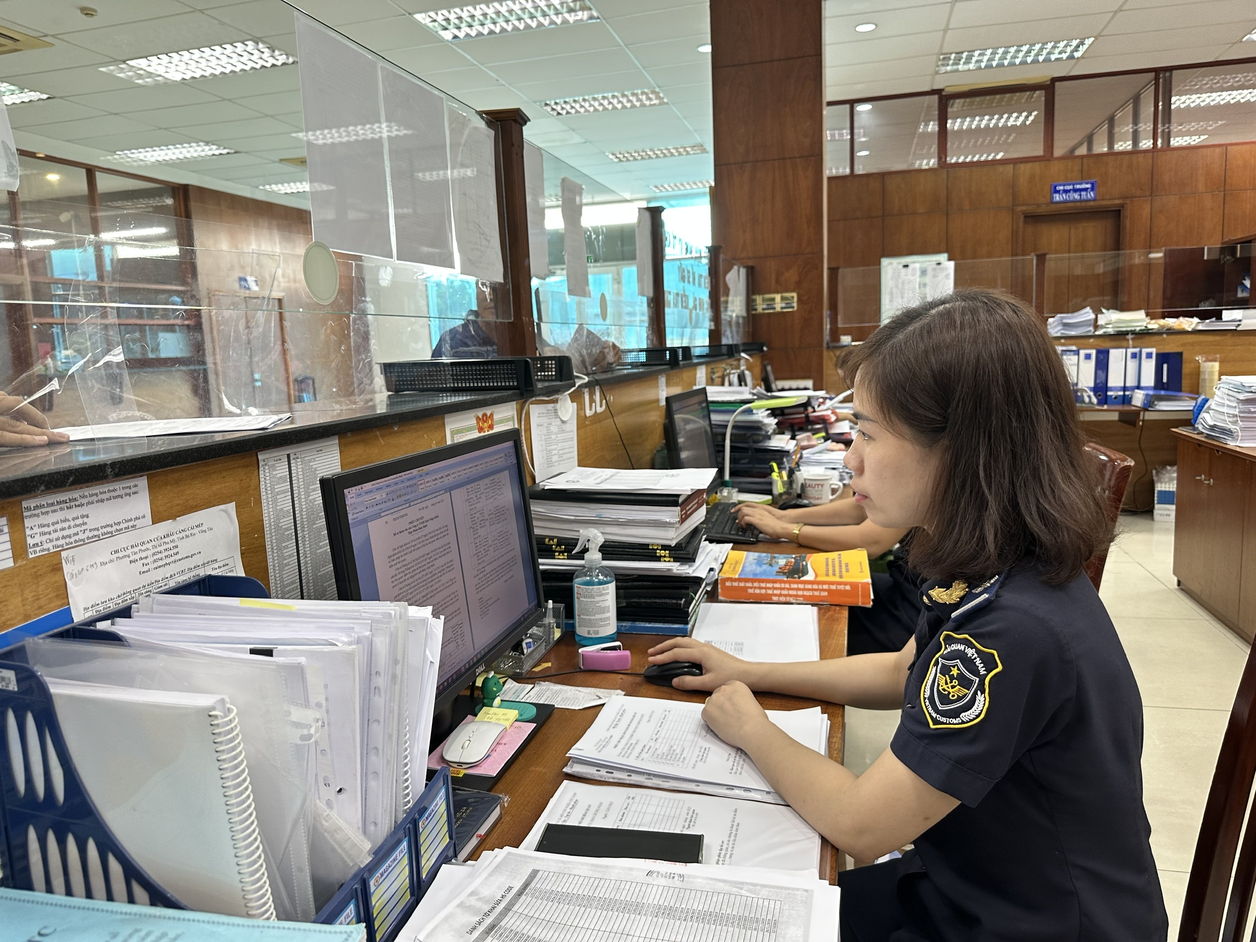 Công chức Hải quan cửa khẩu cảng Cái Mép kiểm tra hồ sơ trên hệ thống VNACCS/VCIS theo quy trình tự động.