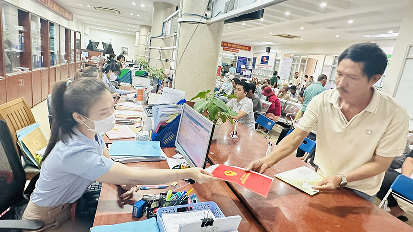 Người dân nộp hồ sơ đất đai tại Bộ phận một cửa huyện Châu Đức.