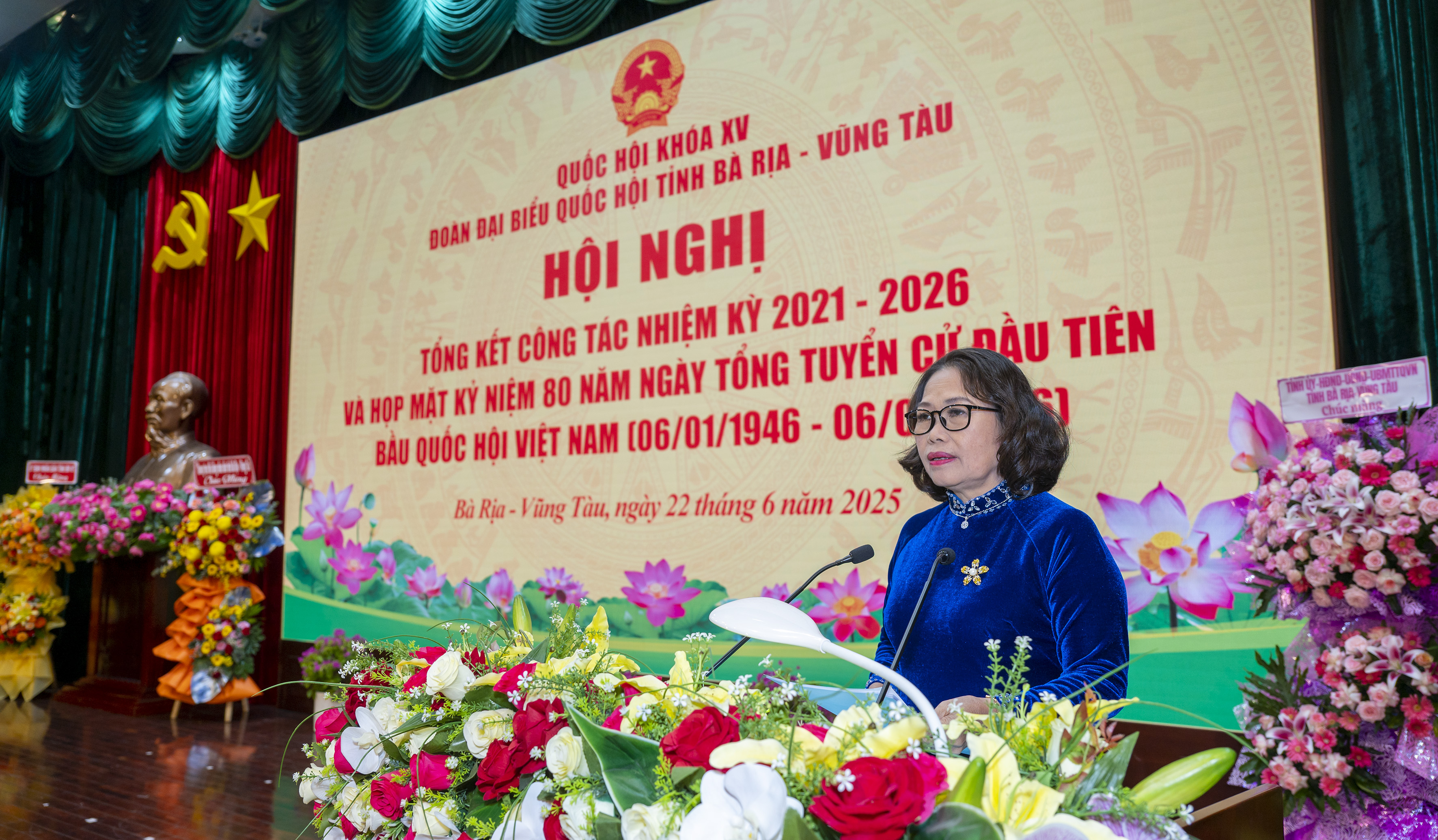Bà Nguyễn Thị Yến, Phó Bí thư Thường trực Tỉnh ủy, Trưởng Đoàn ĐBQH tỉnh phát biểu tại hội nghị.