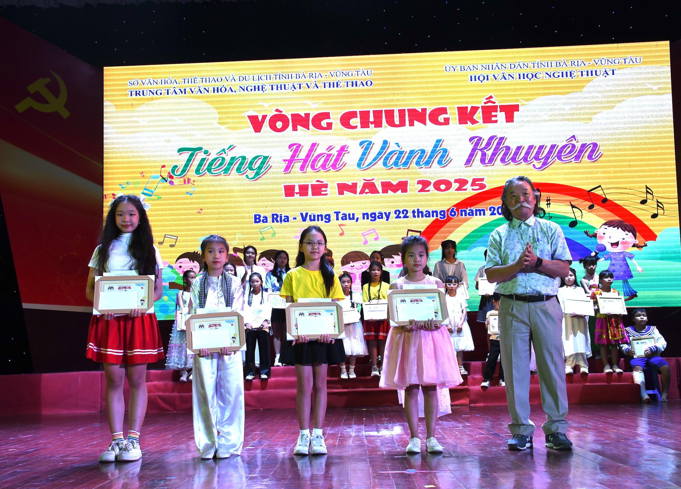 Nhạc sĩ Hoàng Lương trao giải đến các thí sinh đạt giải Ba.