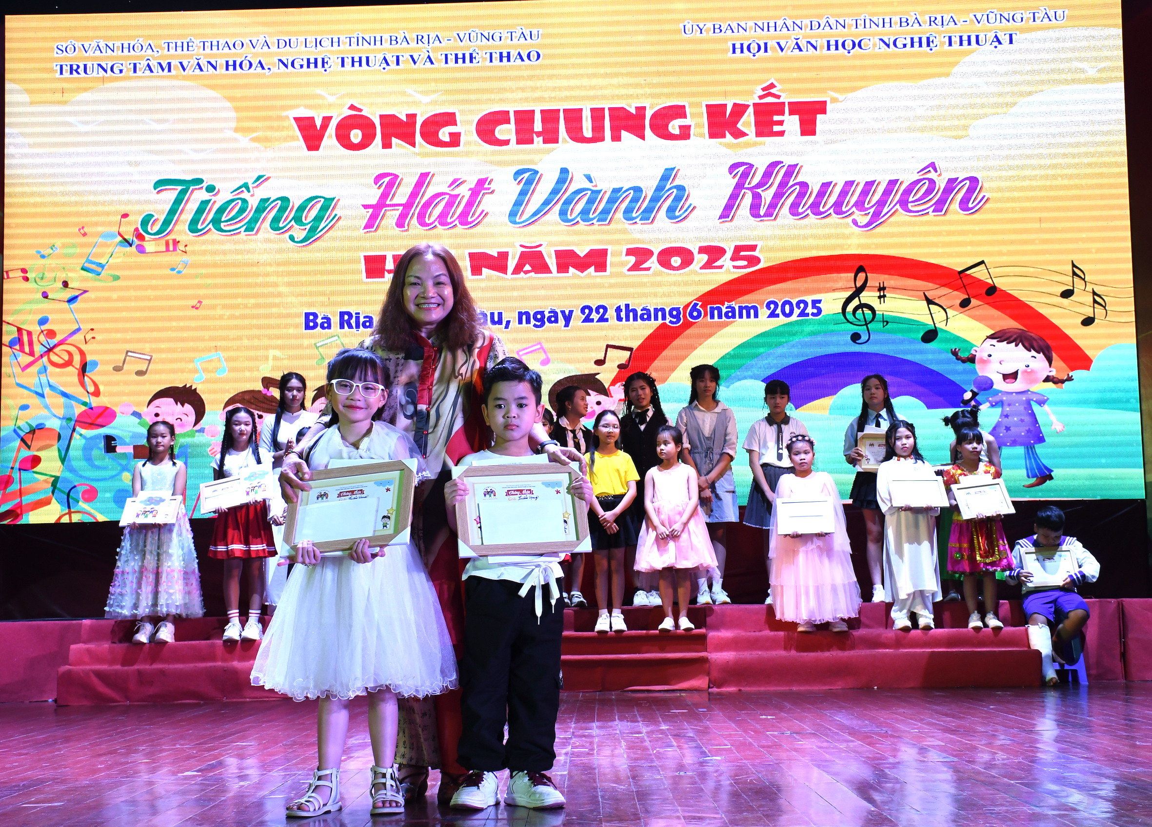 Nhạc sĩ Khánh Vân trao giải thí sinh nhỏ tuổi nhất cuộc thi 