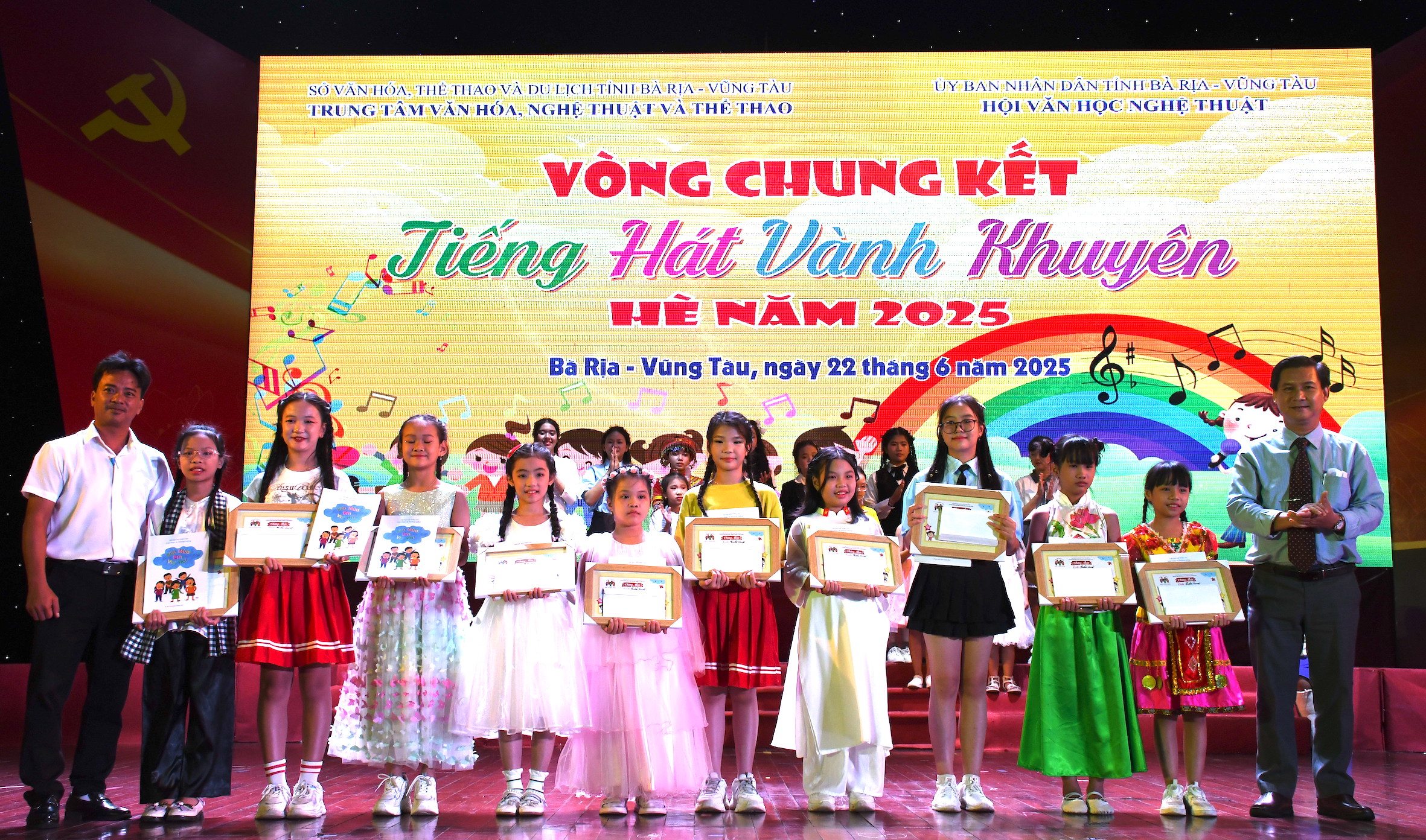 Các em thí sinh đạt giải triển vọng cuộc thi.