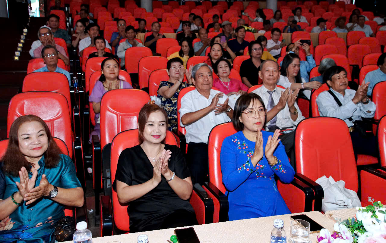 Các đại biểu tham dự chương trình.